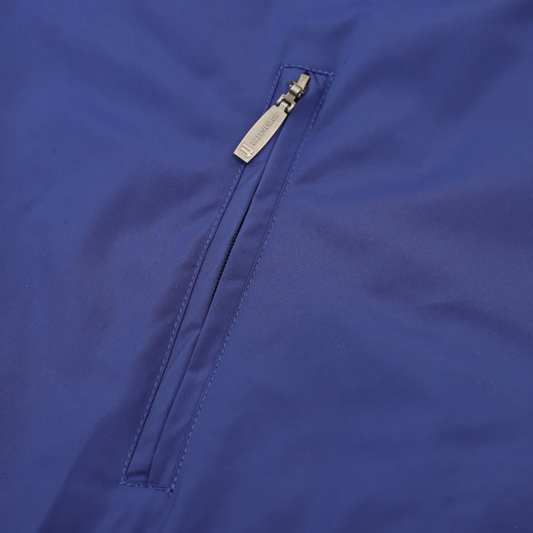 🅿️620 Balenciaga/Balenciaga Letter Embroidered Windbreaker Jacket This product uses high-quality PET sliced ​​polyester fiber as the spinning raw material to ensure that it has stable chemical and physical properties. Using a high-speed spinning process, PET slices are made into POY (pre-oriented yarn) or FDY (fully drawn yarn) through melting, filtration, spinneret extrusion and other steps. These filament products have the characteristics of high breaking strength, high elastic modulus, excellent heat setting properties, good resilience properties, heat resistance, light resistance, corrosion resistance, easy washing and quick drying. It adopts the classic washing and distressing process and is carefully polished to present a unique whitening effect, showing the retro charm that has accumulated over time. This process uses specific washing methods to achieve a certain visual and tactile effect on the garments, giving the garments an old and worn feel. Same style for men and women Sizes: XS-L