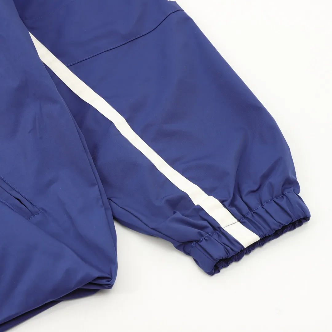 🅿️620 Balenciaga/Balenciaga Letter Embroidered Windbreaker Jacket This product uses high-quality PET sliced ​​polyester fiber as the spinning raw material to ensure that it has stable chemical and physical properties. Using a high-speed spinning process, PET slices are made into POY (pre-oriented yarn) or FDY (fully drawn yarn) through melting, filtration, spinneret extrusion and other steps. These filament products have the characteristics of high breaking strength, high elastic modulus, excellent heat setting properties, good resilience properties, heat resistance, light resistance, corrosion resistance, easy washing and quick drying. It adopts the classic washing and distressing process and is carefully polished to present a unique whitening effect, showing the retro charm that has accumulated over time. This process uses specific washing methods to achieve a certain visual and tactile effect on the garments, giving the garments an old and worn feel. Same style for men and women Sizes: XS-L