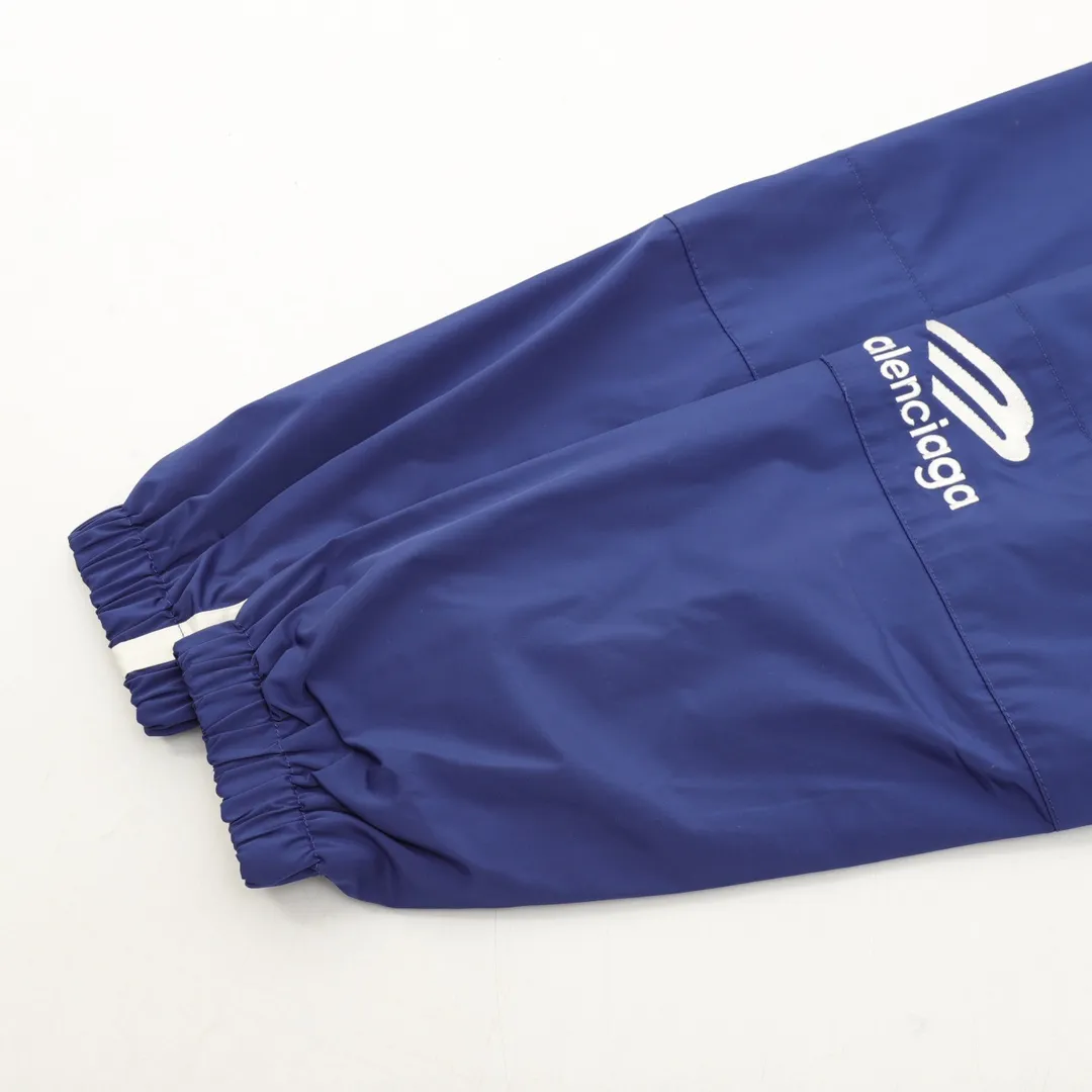 🅿️620 Balenciaga/Balenciaga Letter Embroidered Windbreaker Jacket This product uses high-quality PET sliced ​​polyester fiber as the spinning raw material to ensure that it has stable chemical and physical properties. Using a high-speed spinning process, PET slices are made into POY (pre-oriented yarn) or FDY (fully drawn yarn) through melting, filtration, spinneret extrusion and other steps. These filament products have the characteristics of high breaking strength, high elastic modulus, excellent heat setting properties, good resilience properties, heat resistance, light resistance, corrosion resistance, easy washing and quick drying. It adopts the classic washing and distressing process and is carefully polished to present a unique whitening effect, showing the retro charm that has accumulated over time. This process uses specific washing methods to achieve a certain visual and tactile effect on the garments, giving the garments an old and worn feel. Same style for men and women Sizes: XS-L