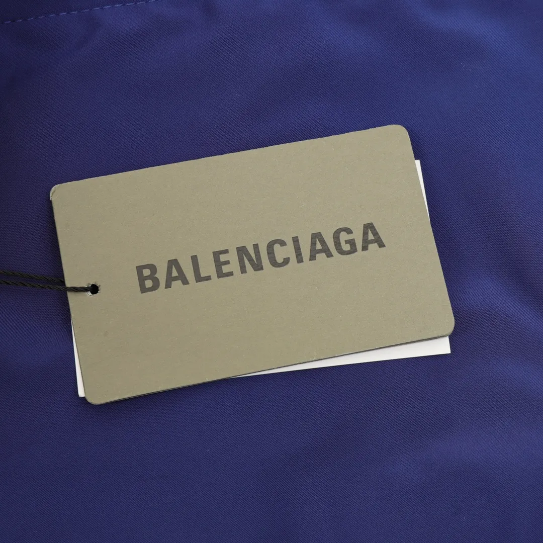 🅿️620 Balenciaga/Balenciaga Letter Embroidered Windbreaker Jacket This product uses high-quality PET sliced ​​polyester fiber as the spinning raw material to ensure that it has stable chemical and physical properties. Using a high-speed spinning process, PET slices are made into POY (pre-oriented yarn) or FDY (fully drawn yarn) through melting, filtration, spinneret extrusion and other steps. These filament products have the characteristics of high breaking strength, high elastic modulus, excellent heat setting properties, good resilience properties, heat resistance, light resistance, corrosion resistance, easy washing and quick drying. It adopts the classic washing and distressing process and is carefully polished to present a unique whitening effect, showing the retro charm that has accumulated over time. This process uses specific washing methods to achieve a certain visual and tactile effect on the garments, giving the garments an old and worn feel. Same style for men and women Sizes: XS-L