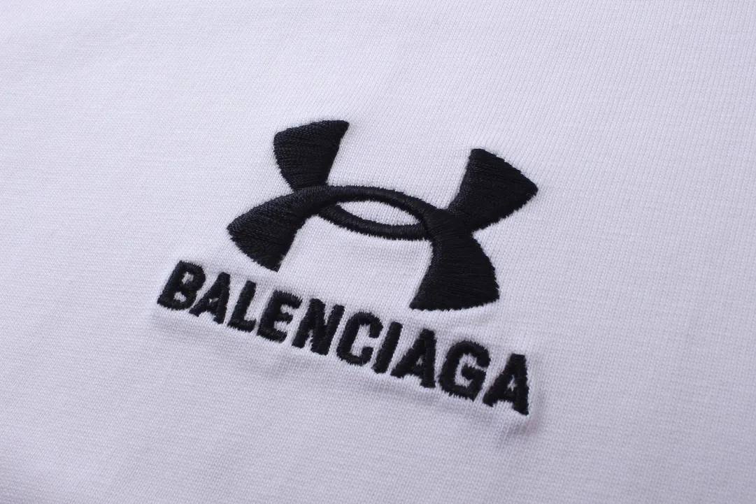 🅿️186 Real photos [Top version. Official website quality] BALENCI*GA/Paris joint Under Armor front and rear embroidered short-sleeved T-shirt # SS24 latest model. Research and development at the first time, different market currencies. Comparisons welcome. The fabric is made of Paris ZP custom-woven and dyed cotton double yarn. Weighing 260 grams, the cloth surface is clean. The cloth pattern is clear, soft and comfortable. The threads are dyed with no color difference. The classic LOGO pattern embroidery is embroidered by Tajima imported machine. The letters are clear, three-dimensional and without burrs. Jubie market produces pictures based on pictures. Welcome to compare. The version adopts OS loose shoulder design. Same style for men and women. Code: BL223372 Color: black, red, white Size: XS S M L