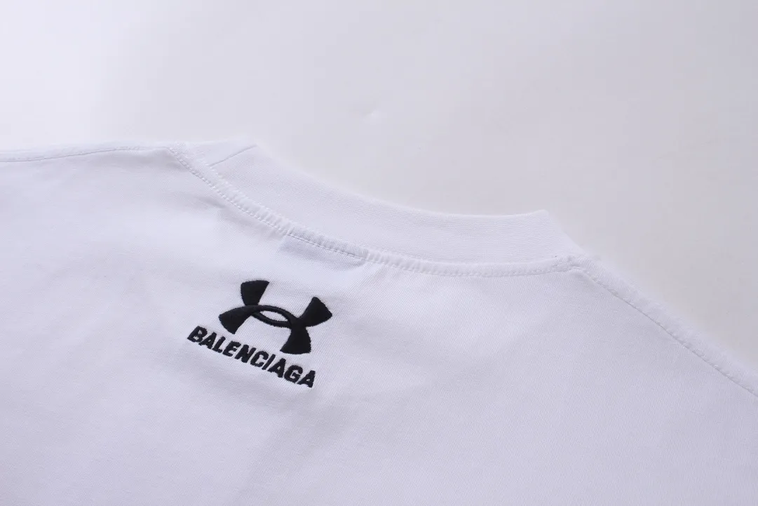 🅿️186 Real photos [Top version. Official website quality] BALENCI*GA/Paris joint Under Armor front and rear embroidered short-sleeved T-shirt # SS24 latest model. Research and development at the first time, different market currencies. Comparisons welcome. The fabric is made of Paris ZP custom-woven and dyed cotton double yarn. Weighing 260 grams, the cloth surface is clean. The cloth pattern is clear, soft and comfortable. The threads are dyed with no color difference. The classic LOGO pattern embroidery is embroidered by Tajima imported machine. The letters are clear, three-dimensional and without burrs. Jubie market produces pictures based on pictures. Welcome to compare. The version adopts OS loose shoulder design. Same style for men and women. Code: BL223372 Color: black, red, white Size: XS S M L