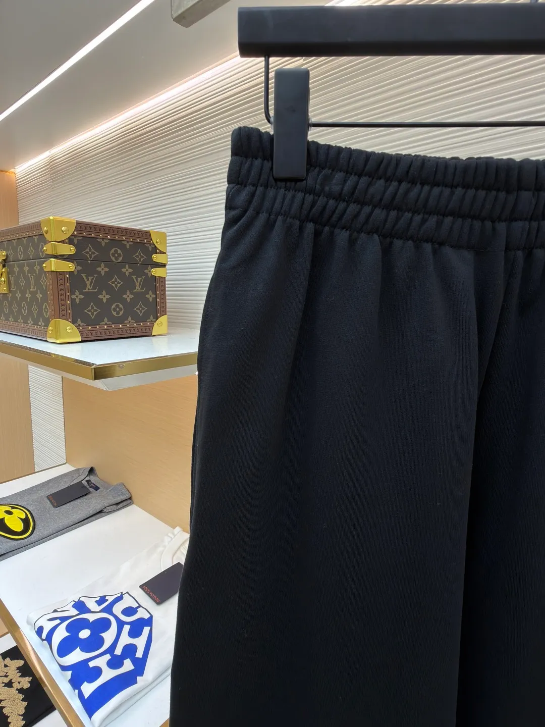 Balenciaga 3B football quick-drying fleece jogging casual pants ●Original version: purchased and developed for 6999 ●Item number: 1682082-A75 ●Fabric: cotton fabric ●Technology: embroidery applique production ●Color: black ●Version: loose fit ●Weight: about 710 grams ●Size: XS-S-M-L ●Description: These black casual pants are made of high-density polyester blended fabric, which has been pre-shrunk and anti-pilling. The fabric has a drapey feel and is breathable, soft to the touch and not easily deformed. The waistband of the trousers is designed with high-elastic elastic drawstrings and encrypted stitching technology to ensure that it is not easy to stretch and loosen, and can fit different waist and body shapes. The badge pattern on the left side of the trousers adopts matte hot stamping process. After high-temperature lamination, the pattern is firm and does not fall off, and has a delicate texture. The reflective logo on the trouser legs is produced by heat transfer printing technology. The reflective effect is clear at night and is washable. The overall cut is a wide-leg version, the side seams are double-stitched with a flat machine, and the trouser legs are overlocked. Each seam is evenly spaced. The details demonstrate exquisite clothing craftsmanship, taking into account both wearing comfort and structural stability. The overall wiring is straight and delicate, the fabric is comfortable and soft, and the color is consistent without color difference. It can be matched with the same style to create a fashionable look and control various occasions. Customized accessories, complete with three standards, same style for men and women!
