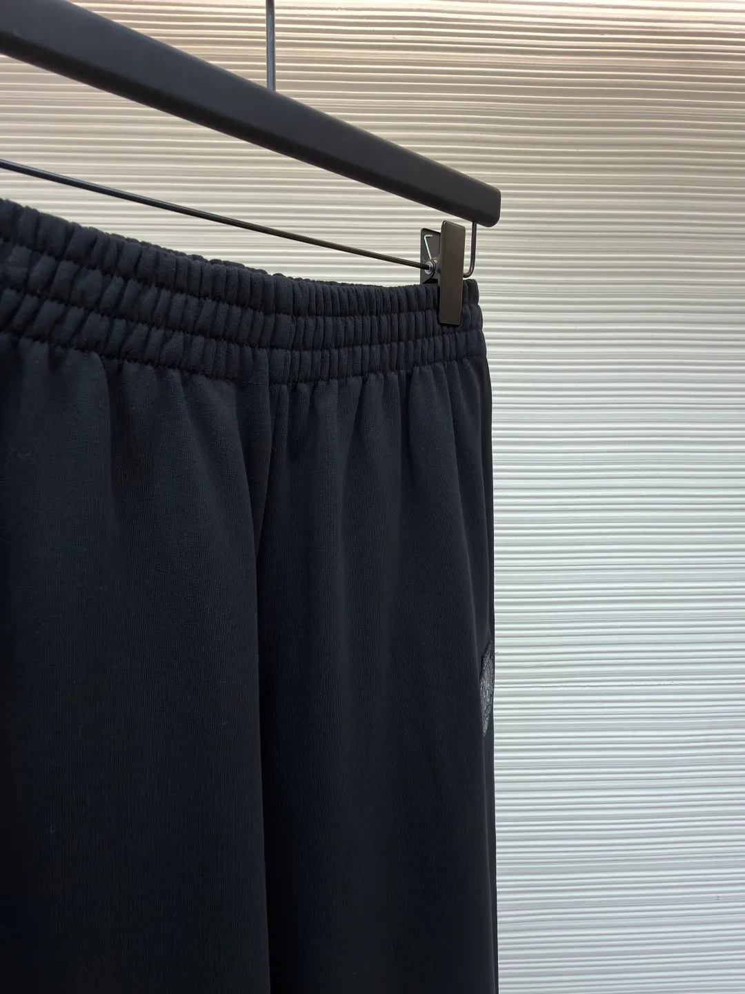 Balenciaga 3B football quick-drying fleece jogging casual pants ●Original version: purchased and developed for 6999 ●Item number: 1682082-A75 ●Fabric: cotton fabric ●Technology: embroidery applique production ●Color: black ●Version: loose fit ●Weight: about 710 grams ●Size: XS-S-M-L ●Description: These black casual pants are made of high-density polyester blended fabric, which has been pre-shrunk and anti-pilling. The fabric has a drapey feel and is breathable, soft to the touch and not easily deformed. The waistband of the trousers is designed with high-elastic elastic drawstrings and encrypted stitching technology to ensure that it is not easy to stretch and loosen, and can fit different waist and body shapes. The badge pattern on the left side of the trousers adopts matte hot stamping process. After high-temperature lamination, the pattern is firm and does not fall off, and has a delicate texture. The reflective logo on the trouser legs is produced by heat transfer printing technology. The reflective effect is clear at night and is washable. The overall cut is a wide-leg version, the side seams are double-stitched with a flat machine, and the trouser legs are overlocked. Each seam is evenly spaced. The details demonstrate exquisite clothing craftsmanship, taking into account both wearing comfort and structural stability. The overall wiring is straight and delicate, the fabric is comfortable and soft, and the color is consistent without color difference. It can be matched with the same style to create a fashionable look and control various occasions. Customized accessories, complete with three standards, same style for men and women!