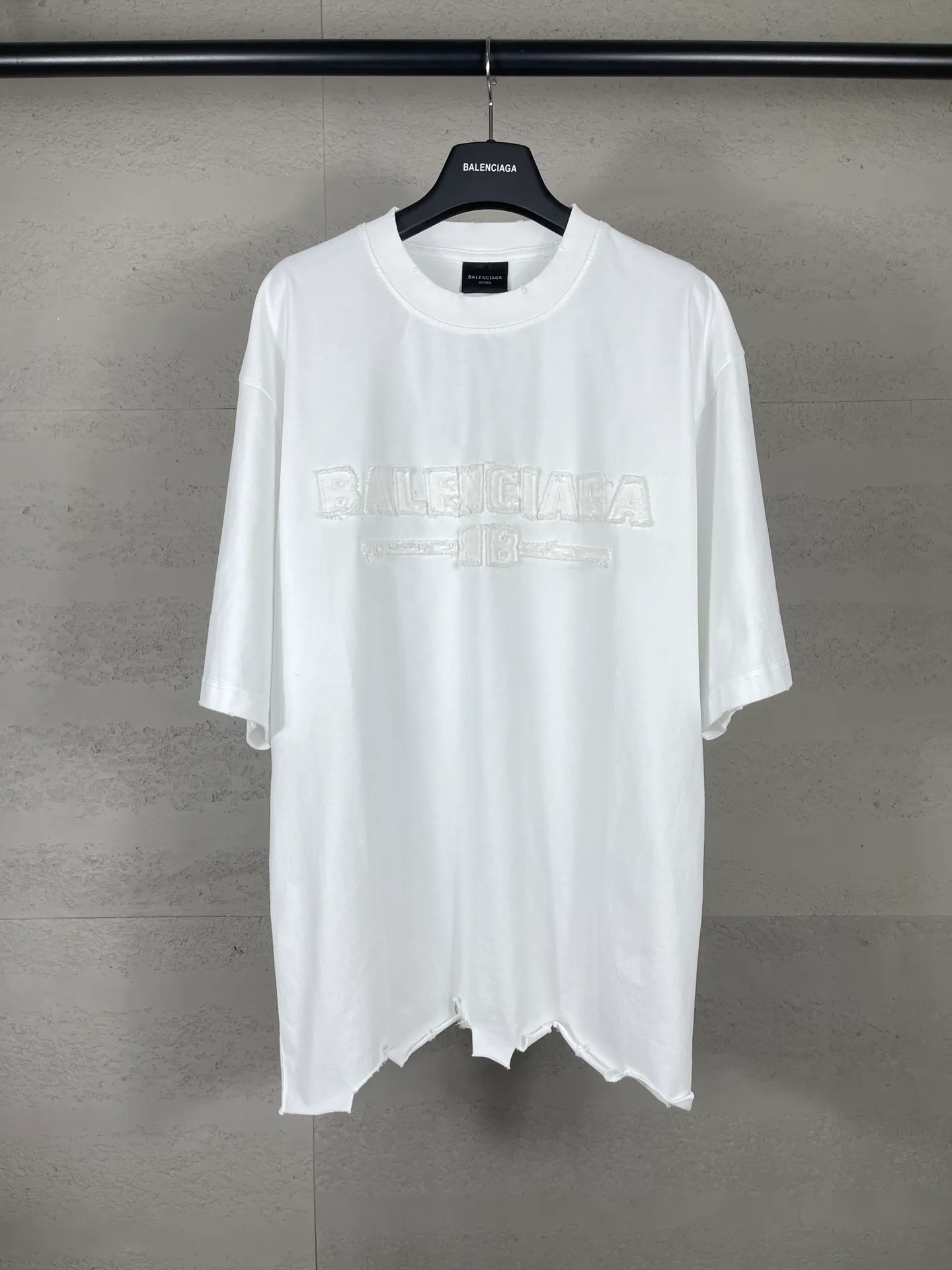 🅿️200 Actual pictures [Top version. Official website quality] BALENCI*GA/Paris #2025 new style letter LOGO chest patch embroidery, washed and worn hem, hand-polished short-sleeved T-shirt. Welcome to compare. The fabric is made of Paris ZP custom-woven and dyed cotton double yarn, with a weight of 260 grams. The cloth surface is clean. The cloth pattern is clear, soft and comfortable. The threads are dyed with no color difference. The classic letter LOGO is embroidered with imported Tajima embroidery machine. The effect is three-dimensional. Restore the brick cabinet, adopt OS loose shoulder style. Same style for men and women. Coding: BL253651 Color: washed black, white Size: XS S M L