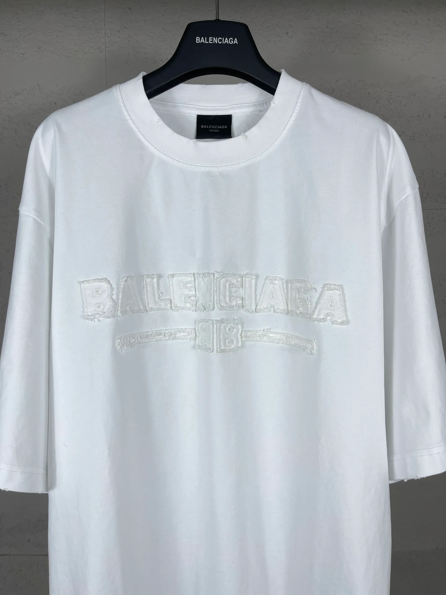 🅿️200 Actual pictures [Top version. Official website quality] BALENCI*GA/Paris #2025 new style letter LOGO chest patch embroidery, washed and worn hem, hand-polished short-sleeved T-shirt. Welcome to compare. The fabric is made of Paris ZP custom-woven and dyed cotton double yarn, with a weight of 260 grams. The cloth surface is clean. The cloth pattern is clear, soft and comfortable. The threads are dyed with no color difference. The classic letter LOGO is embroidered with imported Tajima embroidery machine. The effect is three-dimensional. Restore the brick cabinet, adopt OS loose shoulder style. Same style for men and women. Coding: BL253651 Color: washed black, white Size: XS S M L