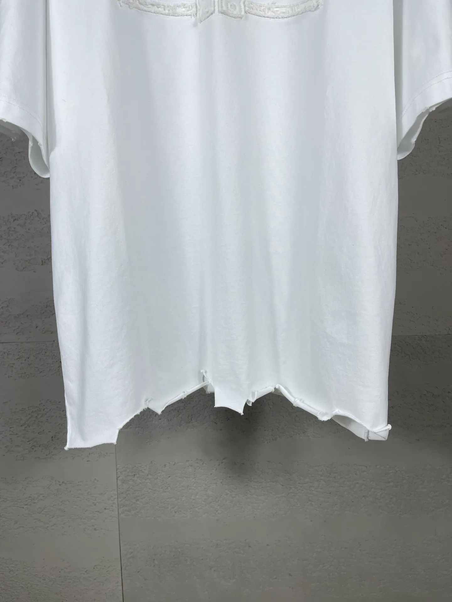 🅿️200 Actual pictures [Top version. Official website quality] BALENCI*GA/Paris #2025 new style letter LOGO chest patch embroidery, washed and worn hem, hand-polished short-sleeved T-shirt. Welcome to compare. The fabric is made of Paris ZP custom-woven and dyed cotton double yarn, with a weight of 260 grams. The cloth surface is clean. The cloth pattern is clear, soft and comfortable. The threads are dyed with no color difference. The classic letter LOGO is embroidered with imported Tajima embroidery machine. The effect is three-dimensional. Restore the brick cabinet, adopt OS loose shoulder style. Same style for men and women. Coding: BL253651 Color: washed black, white Size: XS S M L