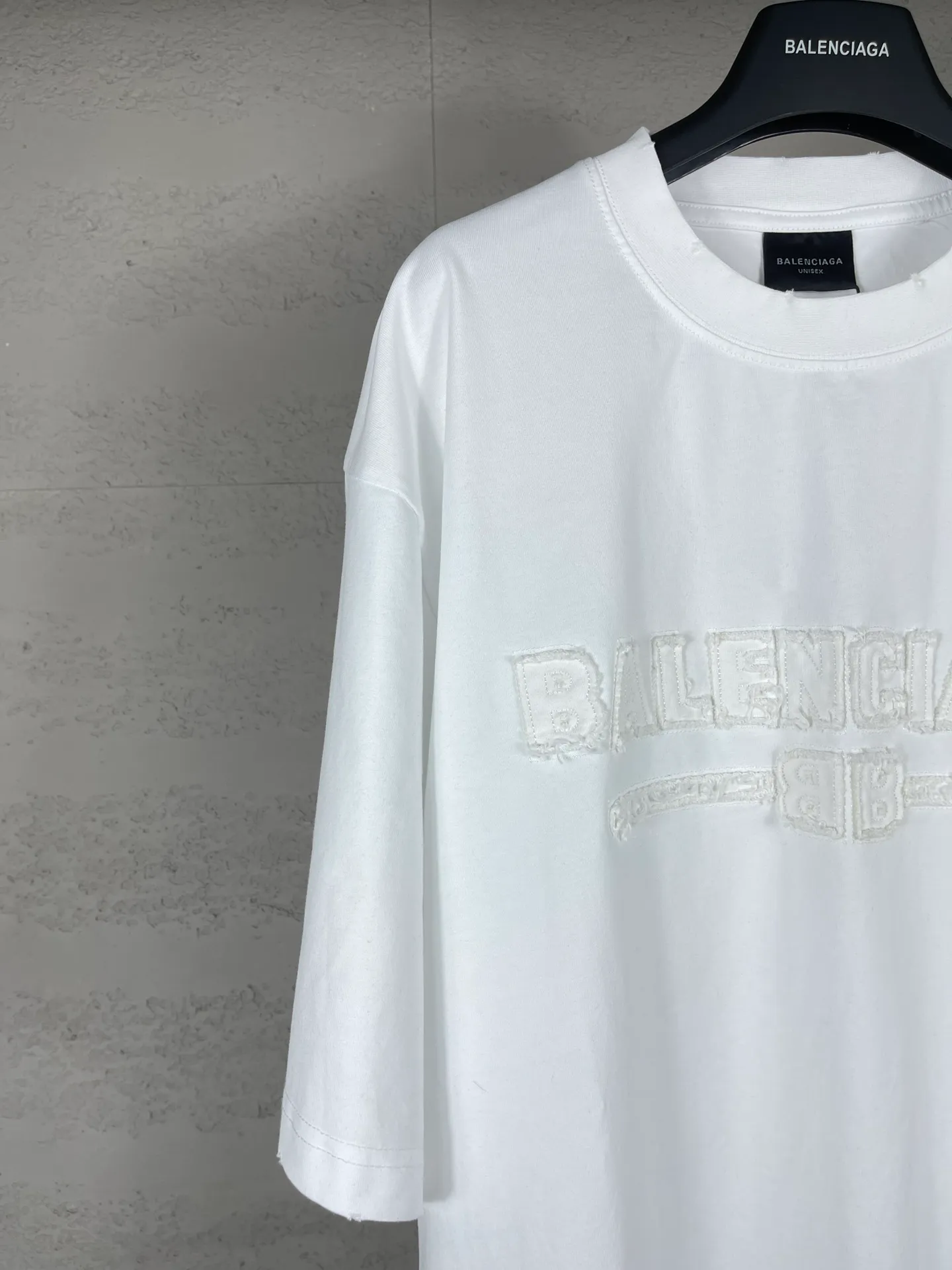 🅿️200 Actual pictures [Top version. Official website quality] BALENCI*GA/Paris #2025 new style letter LOGO chest patch embroidery, washed and worn hem, hand-polished short-sleeved T-shirt. Welcome to compare. The fabric is made of Paris ZP custom-woven and dyed cotton double yarn, with a weight of 260 grams. The cloth surface is clean. The cloth pattern is clear, soft and comfortable. The threads are dyed with no color difference. The classic letter LOGO is embroidered with imported Tajima embroidery machine. The effect is three-dimensional. Restore the brick cabinet, adopt OS loose shoulder style. Same style for men and women. Coding: BL253651 Color: washed black, white Size: XS S M L