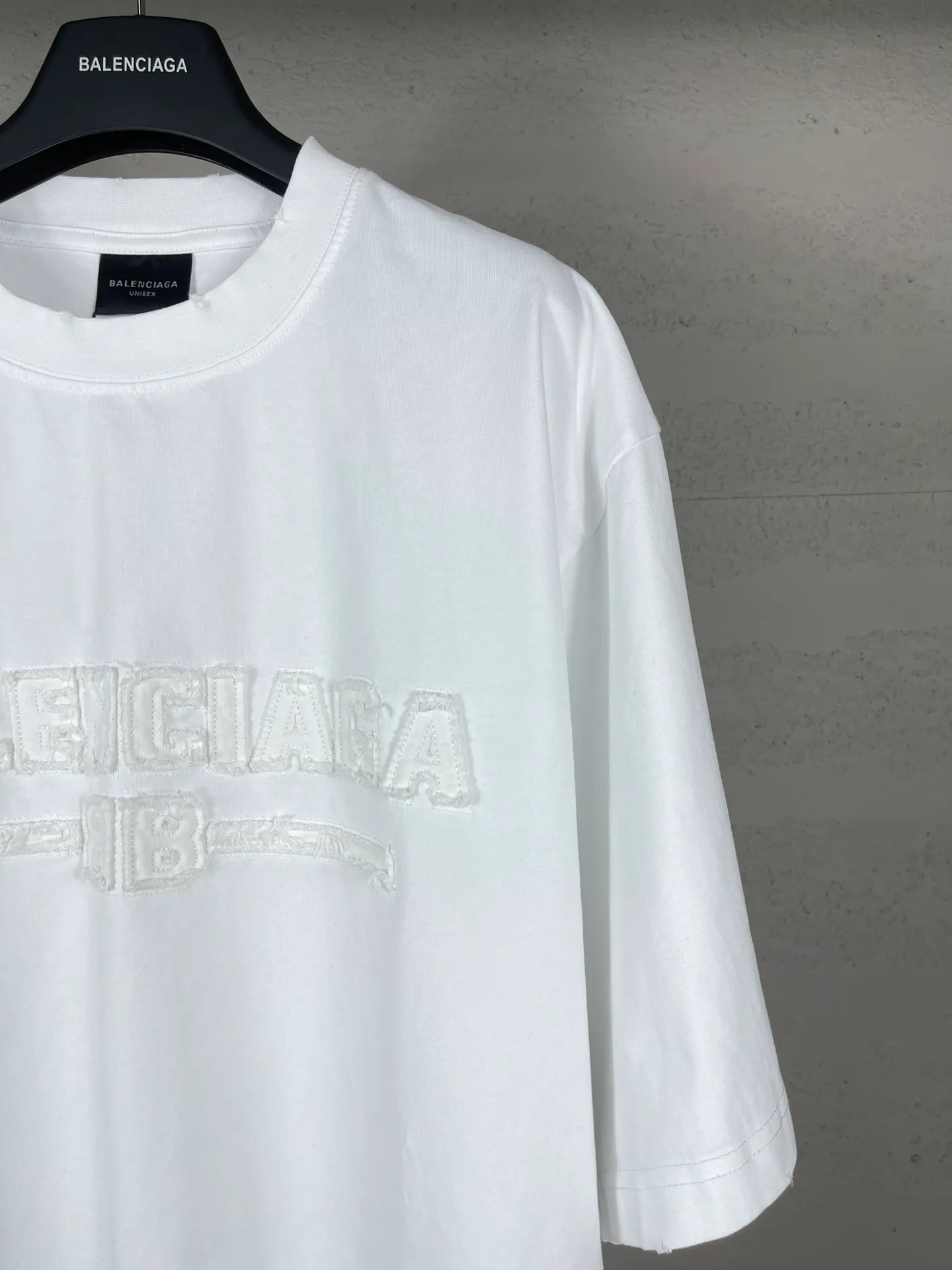 🅿️200 Actual pictures [Top version. Official website quality] BALENCI*GA/Paris #2025 new style letter LOGO chest patch embroidery, washed and worn hem, hand-polished short-sleeved T-shirt. Welcome to compare. The fabric is made of Paris ZP custom-woven and dyed cotton double yarn, with a weight of 260 grams. The cloth surface is clean. The cloth pattern is clear, soft and comfortable. The threads are dyed with no color difference. The classic letter LOGO is embroidered with imported Tajima embroidery machine. The effect is three-dimensional. Restore the brick cabinet, adopt OS loose shoulder style. Same style for men and women. Coding: BL253651 Color: washed black, white Size: XS S M L