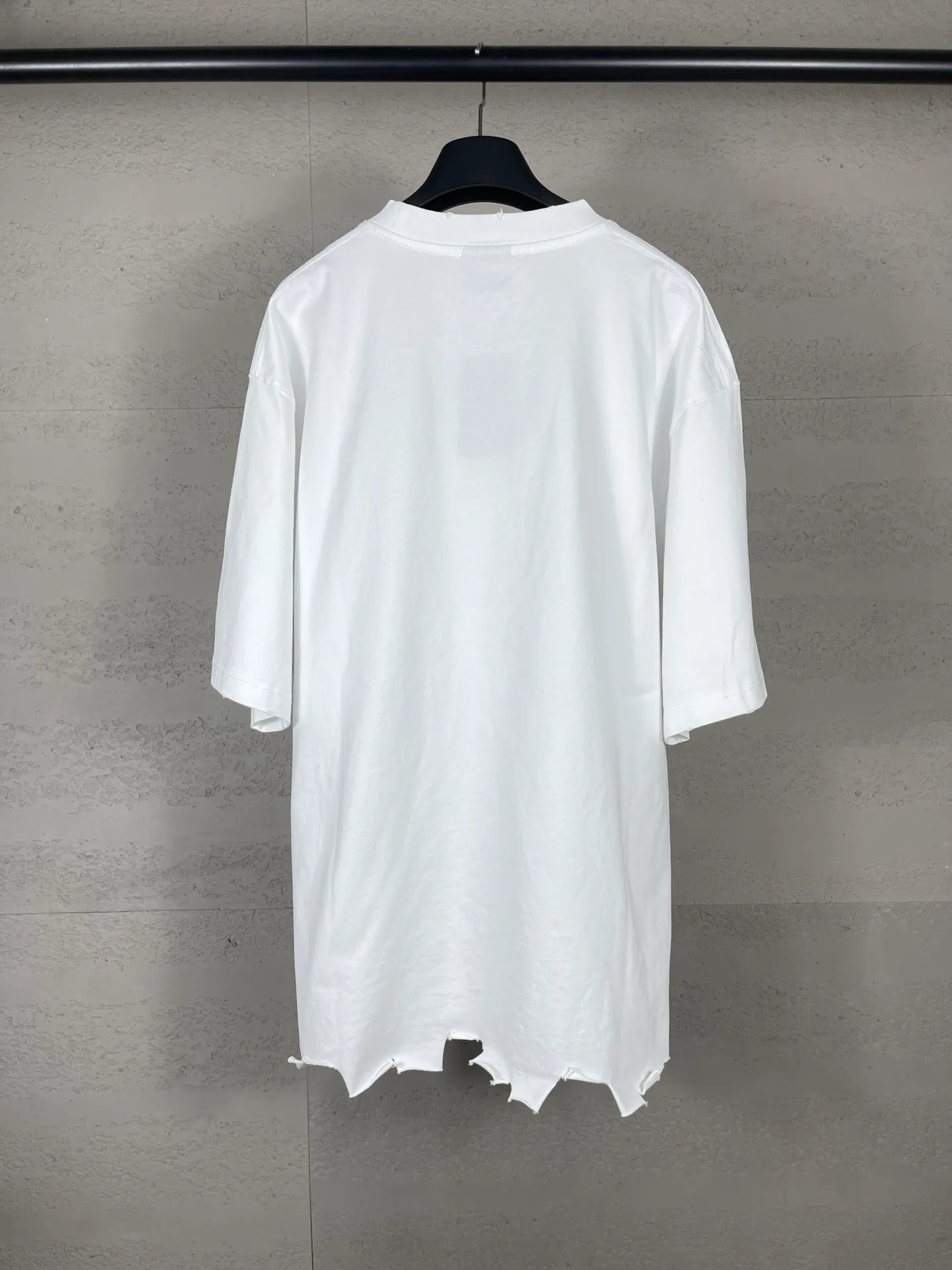 🅿️200 Actual pictures [Top version. Official website quality] BALENCI*GA/Paris #2025 new style letter LOGO chest patch embroidery, washed and worn hem, hand-polished short-sleeved T-shirt. Welcome to compare. The fabric is made of Paris ZP custom-woven and dyed cotton double yarn, with a weight of 260 grams. The cloth surface is clean. The cloth pattern is clear, soft and comfortable. The threads are dyed with no color difference. The classic letter LOGO is embroidered with imported Tajima embroidery machine. The effect is three-dimensional. Restore the brick cabinet, adopt OS loose shoulder style. Same style for men and women. Coding: BL253651 Color: washed black, white Size: XS S M L