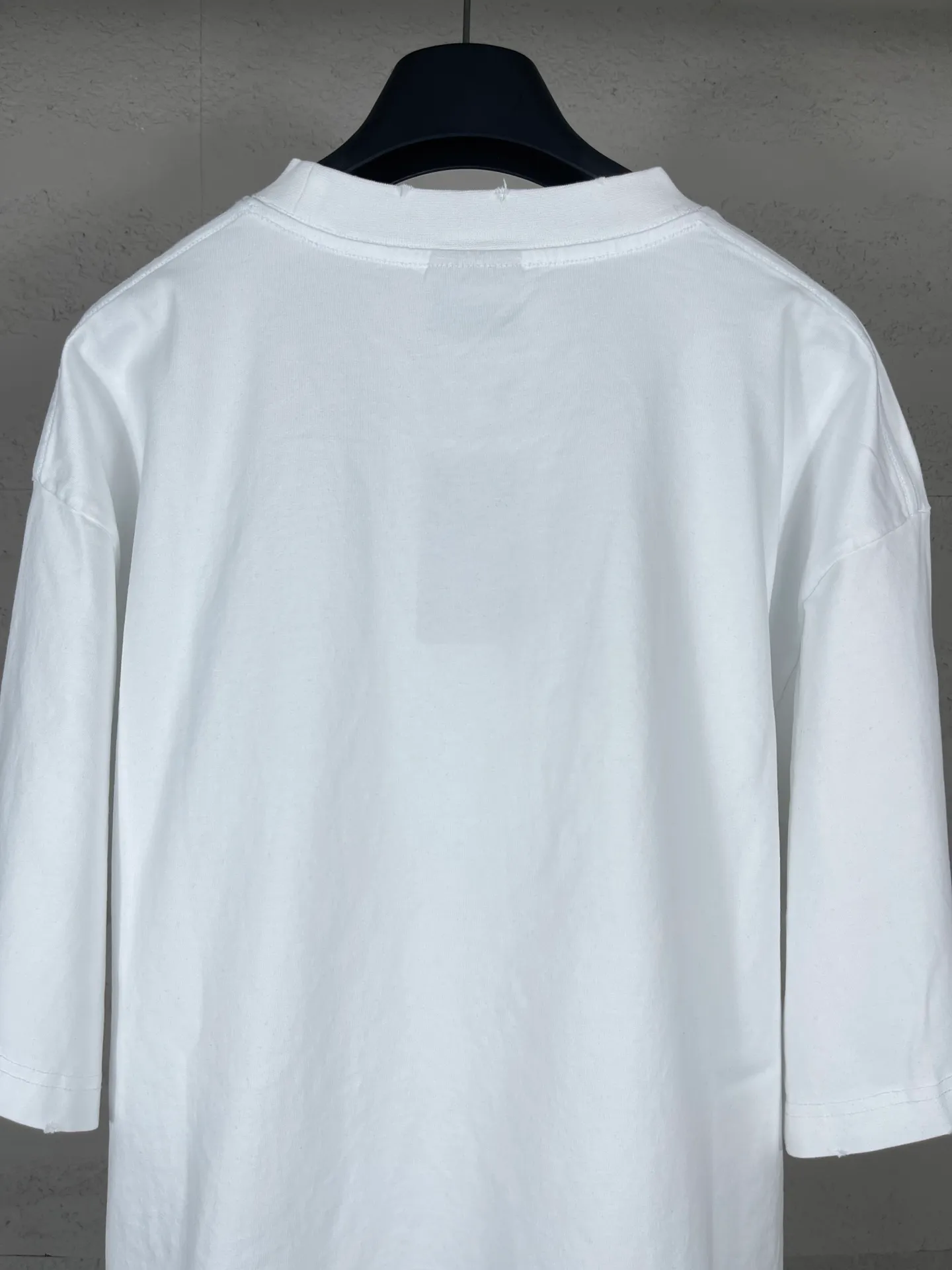 🅿️200 Actual pictures [Top version. Official website quality] BALENCI*GA/Paris #2025 new style letter LOGO chest patch embroidery, washed and worn hem, hand-polished short-sleeved T-shirt. Welcome to compare. The fabric is made of Paris ZP custom-woven and dyed cotton double yarn, with a weight of 260 grams. The cloth surface is clean. The cloth pattern is clear, soft and comfortable. The threads are dyed with no color difference. The classic letter LOGO is embroidered with imported Tajima embroidery machine. The effect is three-dimensional. Restore the brick cabinet, adopt OS loose shoulder style. Same style for men and women. Coding: BL253651 Color: washed black, white Size: XS S M L