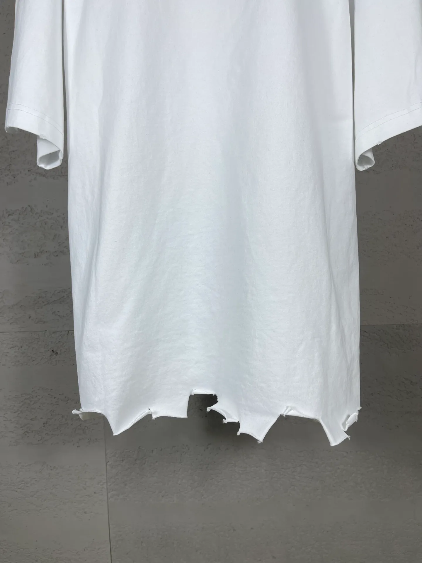 🅿️200 Actual pictures [Top version. Official website quality] BALENCI*GA/Paris #2025 new style letter LOGO chest patch embroidery, washed and worn hem, hand-polished short-sleeved T-shirt. Welcome to compare. The fabric is made of Paris ZP custom-woven and dyed cotton double yarn, with a weight of 260 grams. The cloth surface is clean. The cloth pattern is clear, soft and comfortable. The threads are dyed with no color difference. The classic letter LOGO is embroidered with imported Tajima embroidery machine. The effect is three-dimensional. Restore the brick cabinet, adopt OS loose shoulder style. Same style for men and women. Coding: BL253651 Color: washed black, white Size: XS S M L