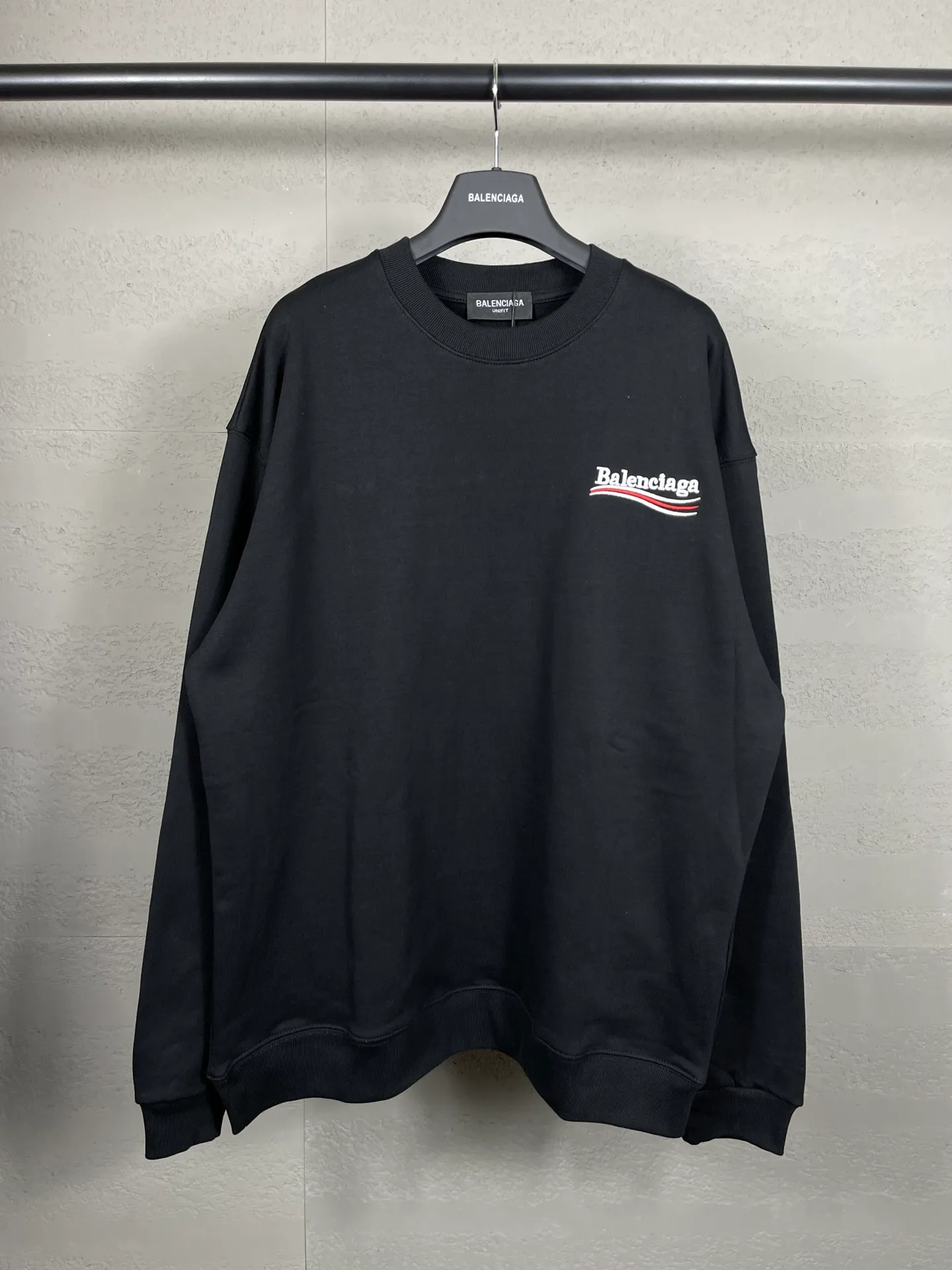 🅿️240 real photos [Top version. Official website quality] BALENCI*GA/Paris #classic style. Coke embroidered round neck sweatshirt. The fabric is made of Paris ZP custom-woven and dyed cotton sweatshirt. The weight is 450 grams. The cloth surface is clean. The cloth pattern is clear, soft and comfortable. The threads are dyed with no color difference. The classic pattern embroidery uses an imported embroidery machine, and the embroidery thread color is embroidered according to the original color. It is produced according to the pictures in the Jubie market. The letters are clear. The three-dimensional effect is strong. The version adopts the OS loose shoulder version. The same style for men and women. Coding: BL235565 Color: black, white, dark gray, blue, off-white Size: XS S M L