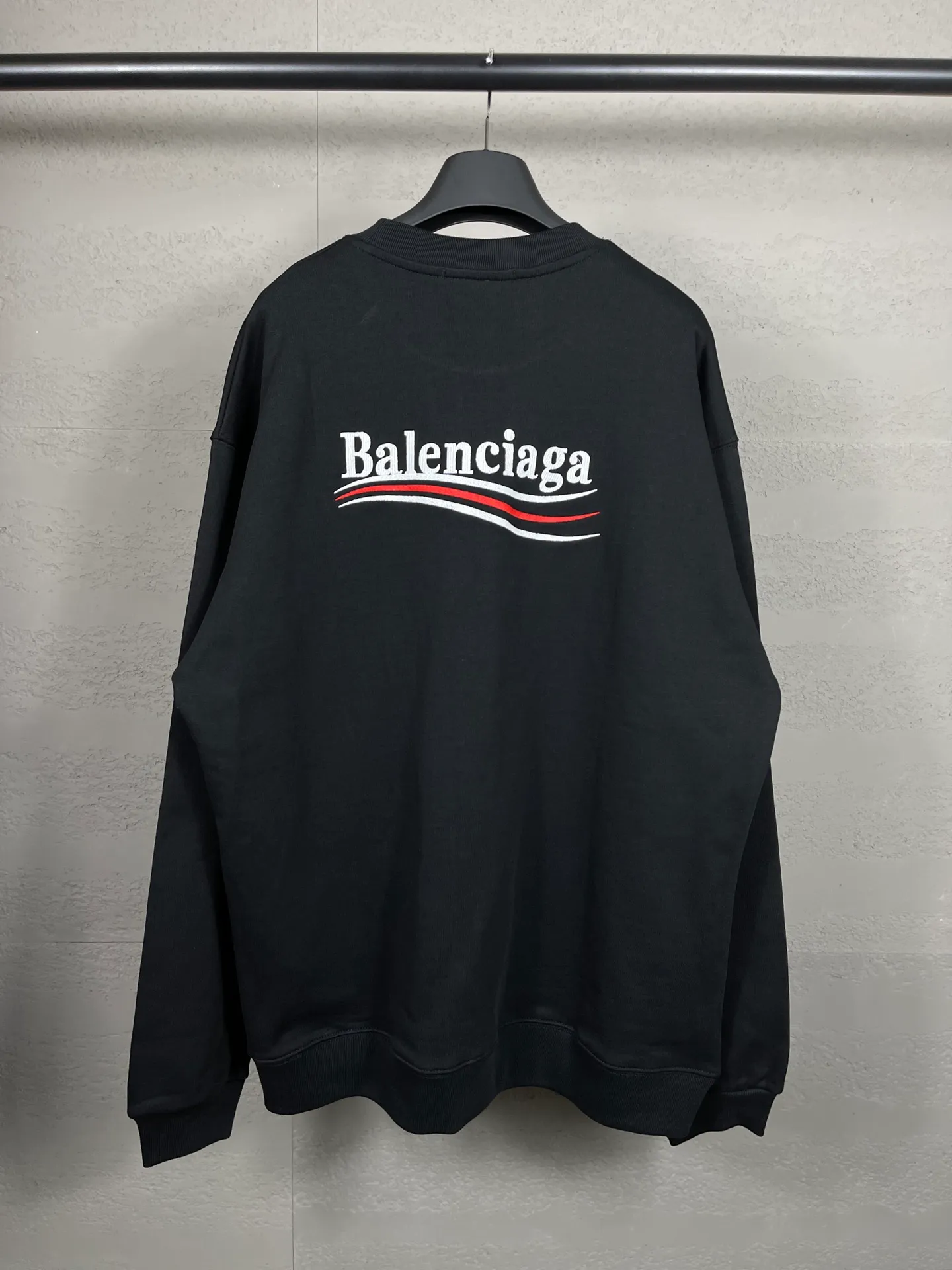 🅿️240 real photos [Top version. Official website quality] BALENCI*GA/Paris #classic style. Coke embroidered round neck sweatshirt. The fabric is made of Paris ZP custom-woven and dyed cotton sweatshirt. The weight is 450 grams. The cloth surface is clean. The cloth pattern is clear, soft and comfortable. The threads are dyed with no color difference. The classic pattern embroidery uses an imported embroidery machine, and the embroidery thread color is embroidered according to the original color. It is produced according to the pictures in the Jubie market. The letters are clear. The three-dimensional effect is strong. The version adopts the OS loose shoulder version. The same style for men and women. Coding: BL235565 Color: black, white, dark gray, blue, off-white Size: XS S M L