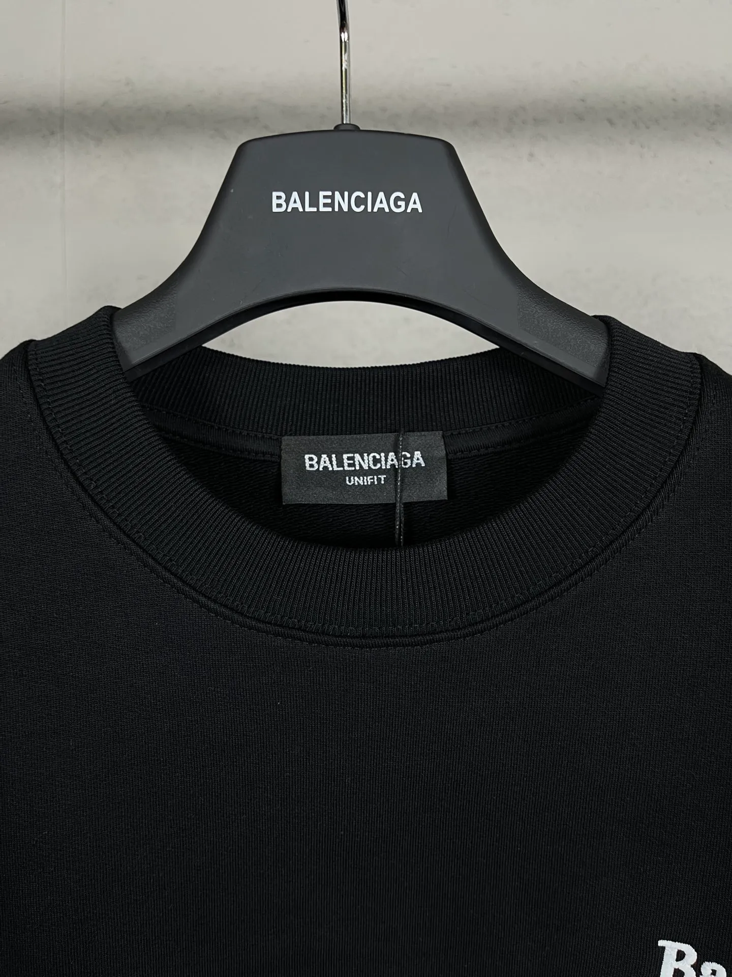 🅿️240 real photos [Top version. Official website quality] BALENCI*GA/Paris #classic style. Coke embroidered round neck sweatshirt. The fabric is made of Paris ZP custom-woven and dyed cotton sweatshirt. The weight is 450 grams. The cloth surface is clean. The cloth pattern is clear, soft and comfortable. The threads are dyed with no color difference. The classic pattern embroidery uses an imported embroidery machine, and the embroidery thread color is embroidered according to the original color. It is produced according to the pictures in the Jubie market. The letters are clear. The three-dimensional effect is strong. The version adopts the OS loose shoulder version. The same style for men and women. Coding: BL235565 Color: black, white, dark gray, blue, off-white Size: XS S M L