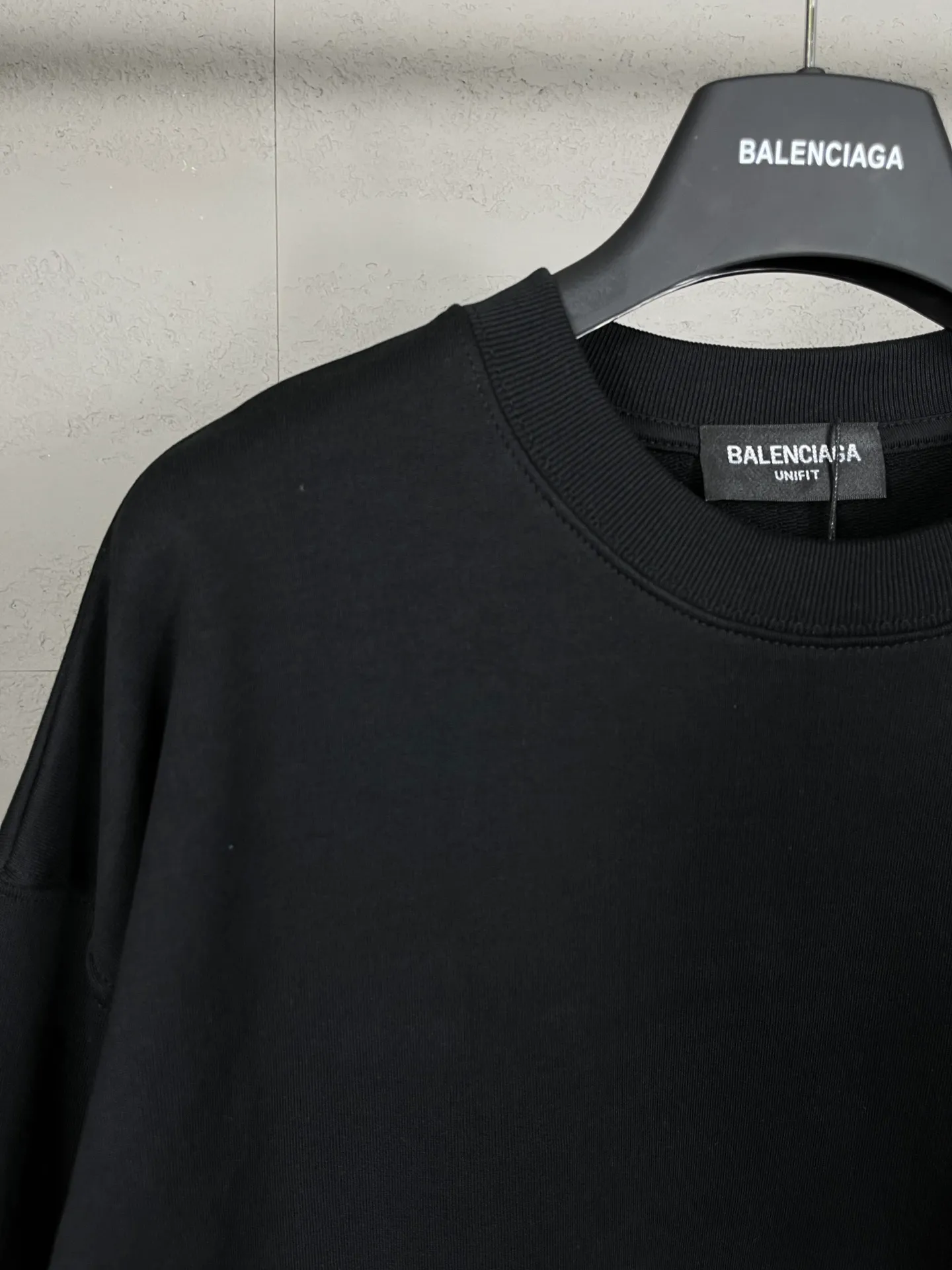 🅿️240 real photos [Top version. Official website quality] BALENCI*GA/Paris #classic style. Coke embroidered round neck sweatshirt. The fabric is made of Paris ZP custom-woven and dyed cotton sweatshirt. The weight is 450 grams. The cloth surface is clean. The cloth pattern is clear, soft and comfortable. The threads are dyed with no color difference. The classic pattern embroidery uses an imported embroidery machine, and the embroidery thread color is embroidered according to the original color. It is produced according to the pictures in the Jubie market. The letters are clear. The three-dimensional effect is strong. The version adopts the OS loose shoulder version. The same style for men and women. Coding: BL235565 Color: black, white, dark gray, blue, off-white Size: XS S M L