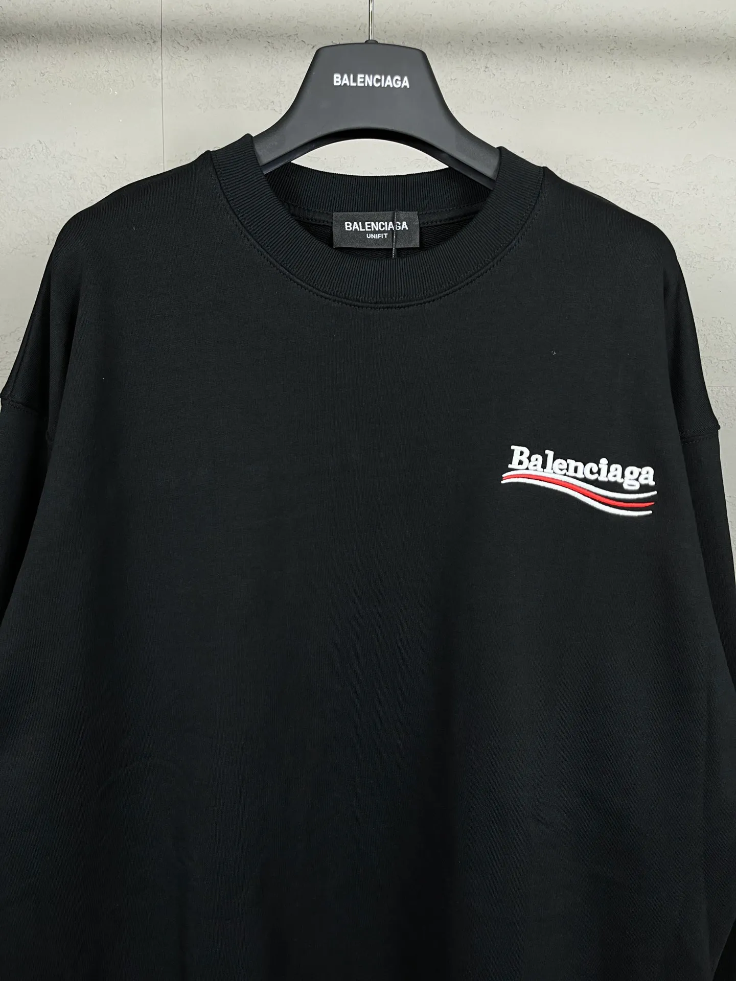 🅿️240 real photos [Top version. Official website quality] BALENCI*GA/Paris #classic style. Coke embroidered round neck sweatshirt. The fabric is made of Paris ZP custom-woven and dyed cotton sweatshirt. The weight is 450 grams. The cloth surface is clean. The cloth pattern is clear, soft and comfortable. The threads are dyed with no color difference. The classic pattern embroidery uses an imported embroidery machine, and the embroidery thread color is embroidered according to the original color. It is produced according to the pictures in the Jubie market. The letters are clear. The three-dimensional effect is strong. The version adopts the OS loose shoulder version. The same style for men and women. Coding: BL235565 Color: black, white, dark gray, blue, off-white Size: XS S M L