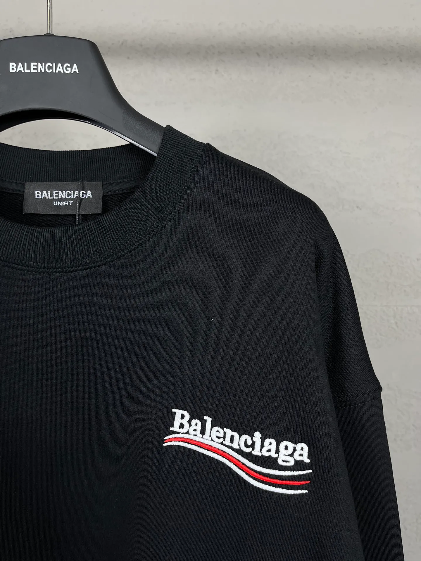 🅿️240 real photos [Top version. Official website quality] BALENCI*GA/Paris #classic style. Coke embroidered round neck sweatshirt. The fabric is made of Paris ZP custom-woven and dyed cotton sweatshirt. The weight is 450 grams. The cloth surface is clean. The cloth pattern is clear, soft and comfortable. The threads are dyed with no color difference. The classic pattern embroidery uses an imported embroidery machine, and the embroidery thread color is embroidered according to the original color. It is produced according to the pictures in the Jubie market. The letters are clear. The three-dimensional effect is strong. The version adopts the OS loose shoulder version. The same style for men and women. Coding: BL235565 Color: black, white, dark gray, blue, off-white Size: XS S M L