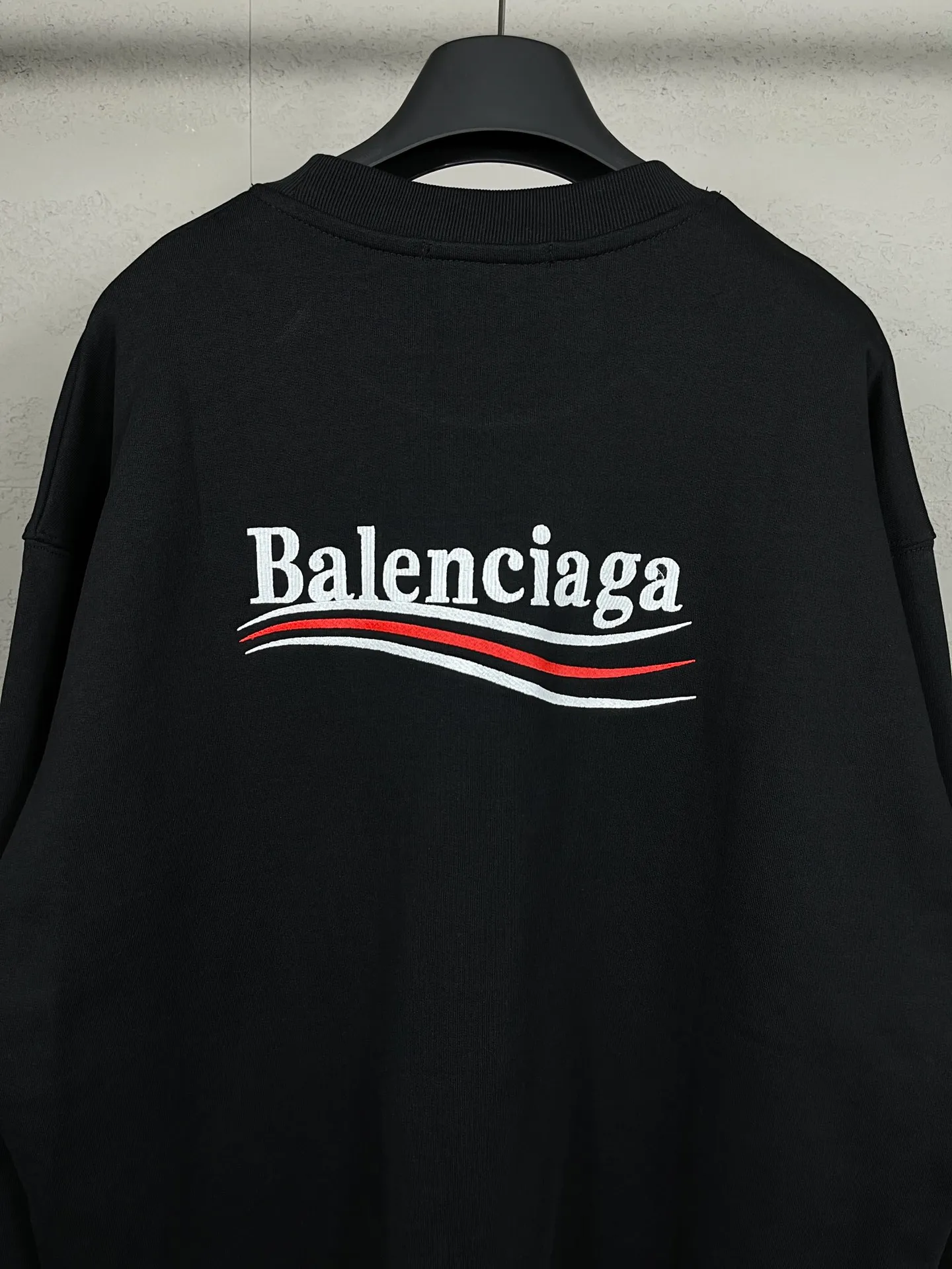🅿️240 real photos [Top version. Official website quality] BALENCI*GA/Paris #classic style. Coke embroidered round neck sweatshirt. The fabric is made of Paris ZP custom-woven and dyed cotton sweatshirt. The weight is 450 grams. The cloth surface is clean. The cloth pattern is clear, soft and comfortable. The threads are dyed with no color difference. The classic pattern embroidery uses an imported embroidery machine, and the embroidery thread color is embroidered according to the original color. It is produced according to the pictures in the Jubie market. The letters are clear. The three-dimensional effect is strong. The version adopts the OS loose shoulder version. The same style for men and women. Coding: BL235565 Color: black, white, dark gray, blue, off-white Size: XS S M L
