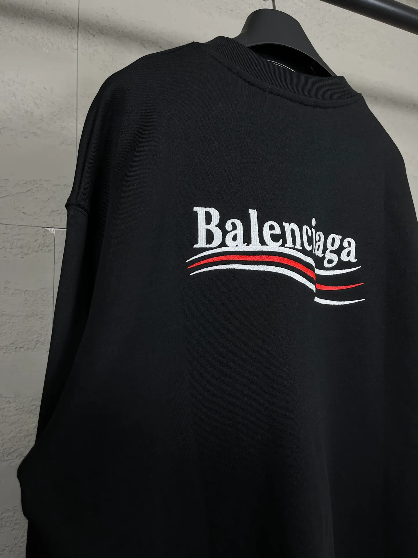 🅿️240 real photos [Top version. Official website quality] BALENCI*GA/Paris #classic style. Coke embroidered round neck sweatshirt. The fabric is made of Paris ZP custom-woven and dyed cotton sweatshirt. The weight is 450 grams. The cloth surface is clean. The cloth pattern is clear, soft and comfortable. The threads are dyed with no color difference. The classic pattern embroidery uses an imported embroidery machine, and the embroidery thread color is embroidered according to the original color. It is produced according to the pictures in the Jubie market. The letters are clear. The three-dimensional effect is strong. The version adopts the OS loose shoulder version. The same style for men and women. Coding: BL235565 Color: black, white, dark gray, blue, off-white Size: XS S M L