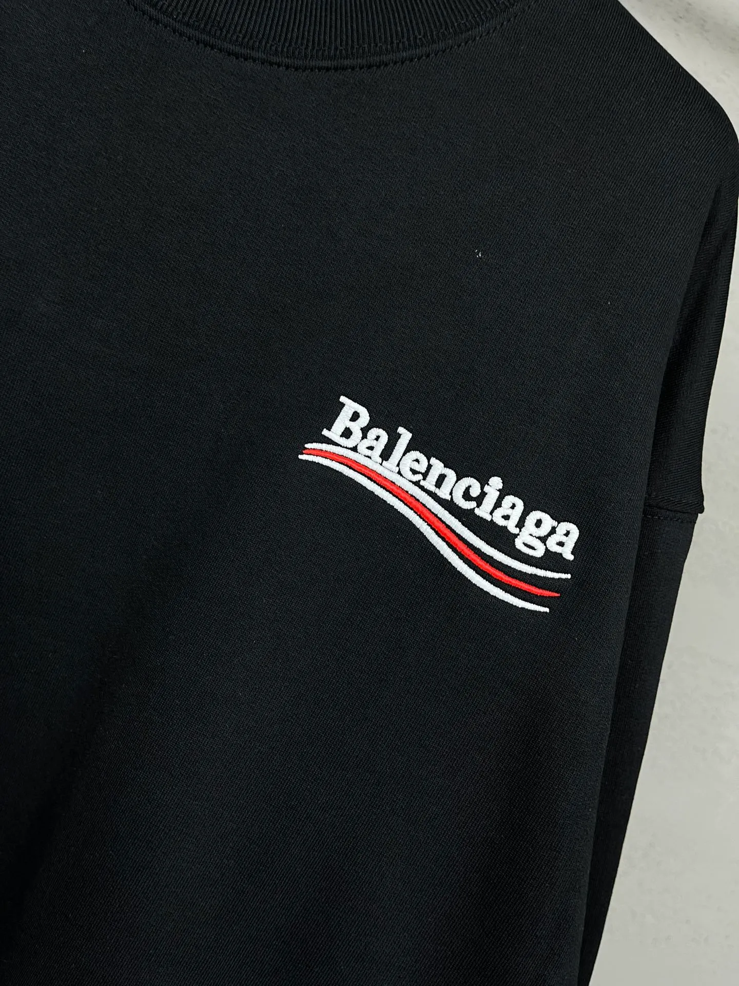🅿️240 real photos [Top version. Official website quality] BALENCI*GA/Paris #classic style. Coke embroidered round neck sweatshirt. The fabric is made of Paris ZP custom-woven and dyed cotton sweatshirt. The weight is 450 grams. The cloth surface is clean. The cloth pattern is clear, soft and comfortable. The threads are dyed with no color difference. The classic pattern embroidery uses an imported embroidery machine, and the embroidery thread color is embroidered according to the original color. It is produced according to the pictures in the Jubie market. The letters are clear. The three-dimensional effect is strong. The version adopts the OS loose shoulder version. The same style for men and women. Coding: BL235565 Color: black, white, dark gray, blue, off-white Size: XS S M L