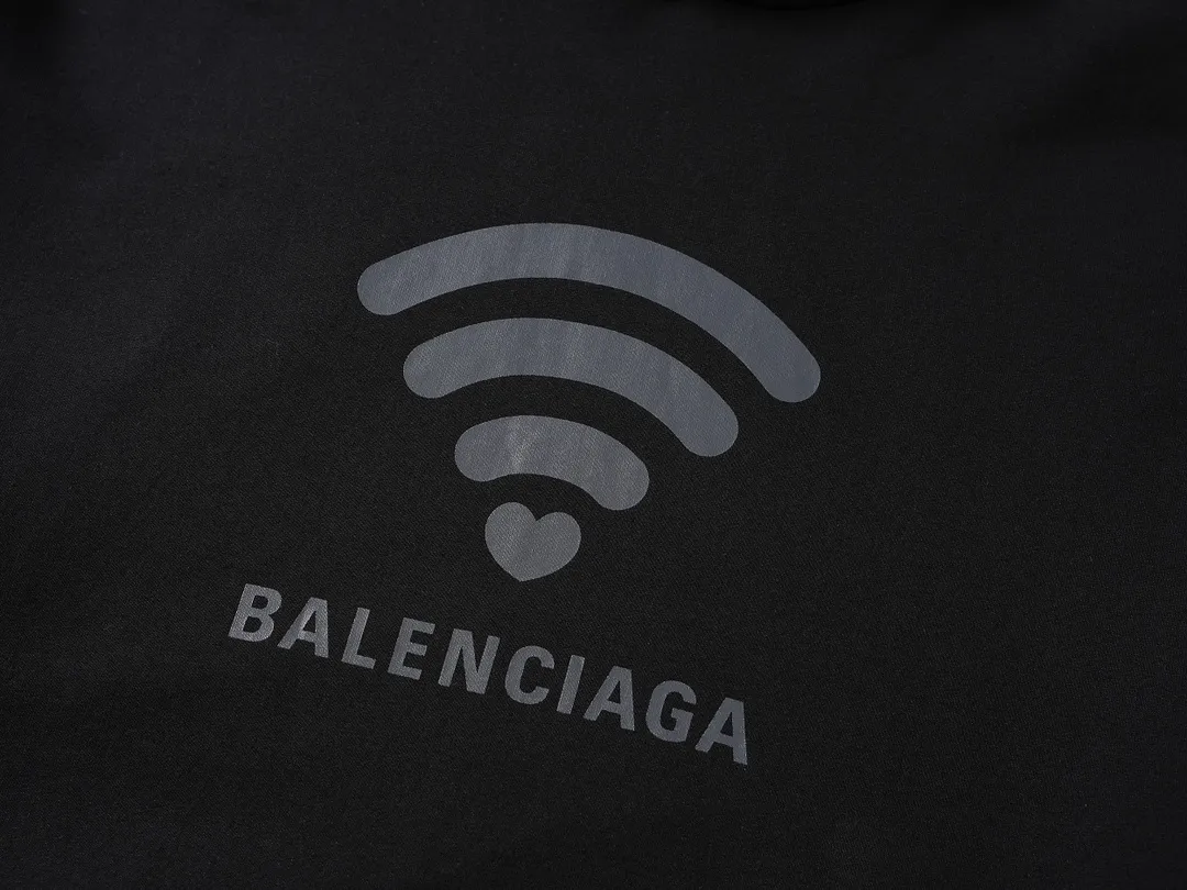 🅿️300 real photos [Top version. Official website quality] BALENCI*GA/Paris. 2024 limited edition. 520 limited edition WI-FI catwalk style printed hooded sweatshirt, synchronized with brick cabinets. Developed genuine product in the first time, enjoy printing and comparison! The fabric is made of Paris ZP custom-woven and dyed cotton sweatshirt. Weighing 460 grams, the cloth surface is clean. The cloth pattern is clear, soft and comfortable. The threads are dyed with no color difference. The printing uses environmentally friendly imported materials. The letters are clear and the effect is three-dimensional. The version adopts OS loose shoulder design. Same style for men and women. Code: BL238915 Color: black, off-white Size: XS S M L