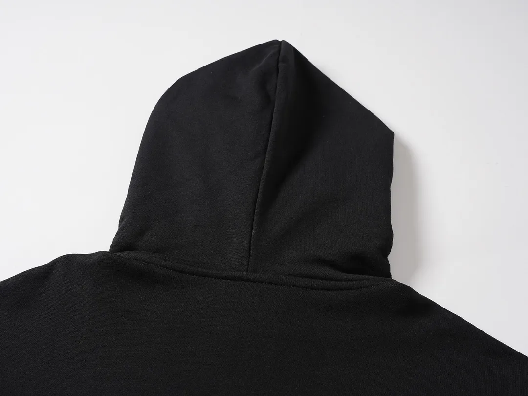 🅿️300 real photos [Top version. Official website quality] BALENCI*GA/Paris. 2024 limited edition. 520 limited edition WI-FI catwalk style printed hooded sweatshirt, synchronized with brick cabinets. Developed genuine product in the first time, enjoy printing and comparison! The fabric is made of Paris ZP custom-woven and dyed cotton sweatshirt. Weighing 460 grams, the cloth surface is clean. The cloth pattern is clear, soft and comfortable. The threads are dyed with no color difference. The printing uses environmentally friendly imported materials. The letters are clear and the effect is three-dimensional. The version adopts OS loose shoulder design. Same style for men and women. Code: BL238915 Color: black, off-white Size: XS S M L