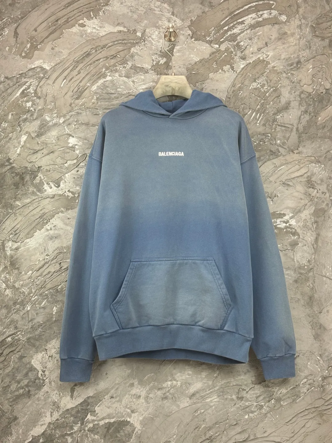 🅿️370 - BALENCI*GA Paris small letter embroidery hooded long-sleeved sweatshirt. The front pattern is imported from Tajima embroidery machine. The ready-made clothes are sprayed with horse wash to make them old. The letters are clear. The effect is three-dimensional. Exclusively pattern-woven and dyed 460g fabric. Threads are dyed in the same vat with zero color difference. Brick cabinet synchronization. Welcome to compare. Same style for men and women -Color: washed purple washed blue -SIZE: Xs S M L Style number 8969#