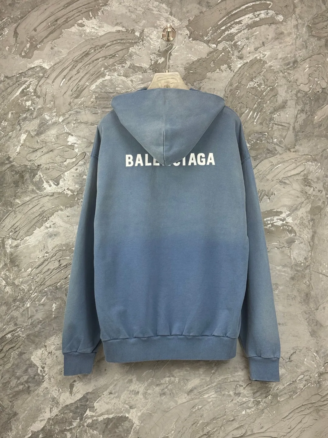 🅿️370 - BALENCI*GA Paris small letter embroidery hooded long-sleeved sweatshirt. The front pattern is imported from Tajima embroidery machine. The ready-made clothes are sprayed with horse wash to make them old. The letters are clear. The effect is three-dimensional. Exclusively pattern-woven and dyed 460g fabric. Threads are dyed in the same vat with zero color difference. Brick cabinet synchronization. Welcome to compare. Same style for men and women -Color: washed purple washed blue -SIZE: Xs S M L Style number 8969#