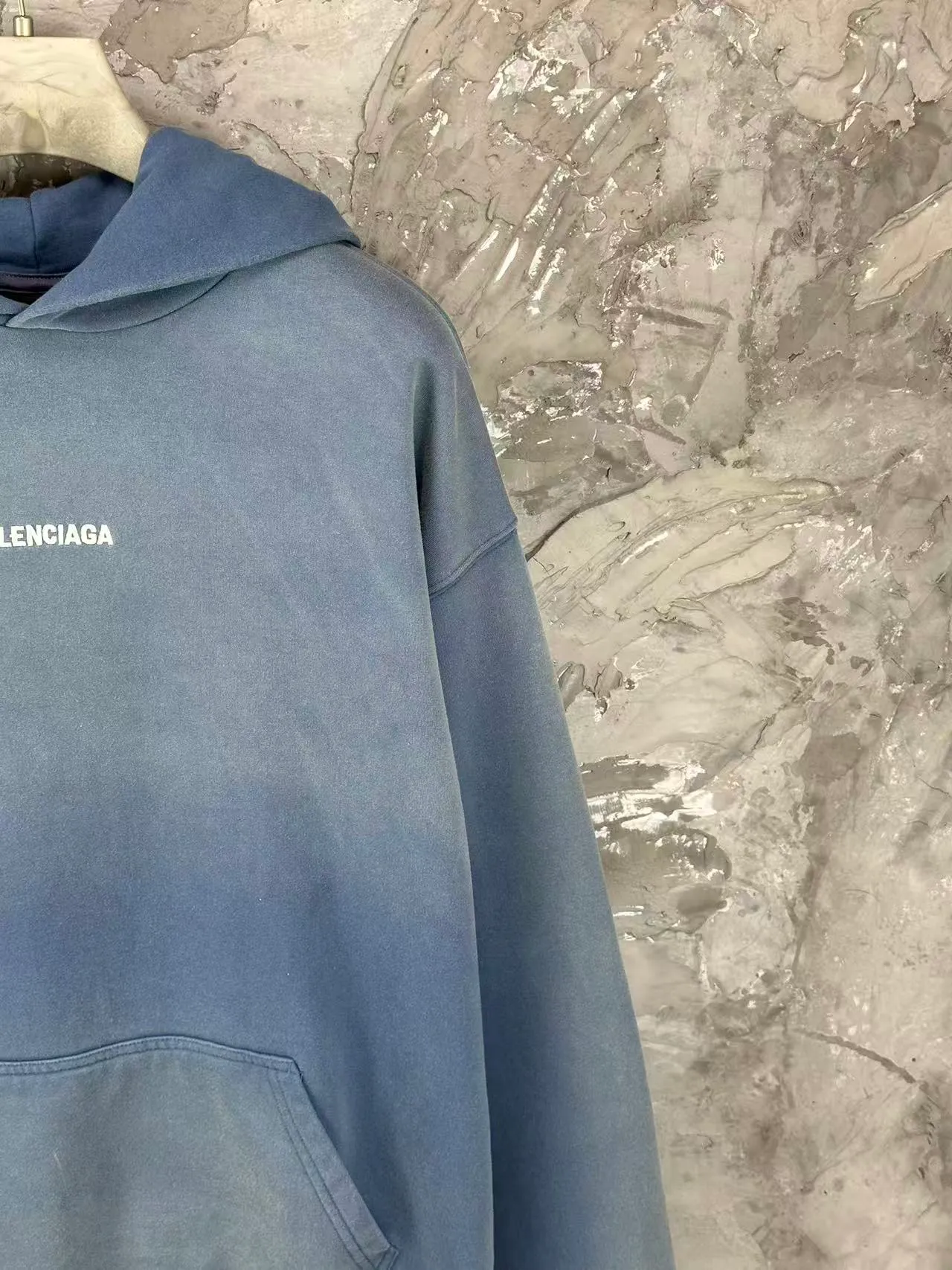 🅿️370 - BALENCI*GA Paris small letter embroidery hooded long-sleeved sweatshirt. The front pattern is imported from Tajima embroidery machine. The ready-made clothes are sprayed with horse wash to make them old. The letters are clear. The effect is three-dimensional. Exclusively pattern-woven and dyed 460g fabric. Threads are dyed in the same vat with zero color difference. Brick cabinet synchronization. Welcome to compare. Same style for men and women -Color: washed purple washed blue -SIZE: Xs S M L Style number 8969#