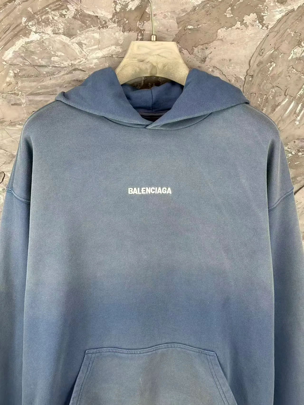 🅿️370 - BALENCI*GA Paris small letter embroidery hooded long-sleeved sweatshirt. The front pattern is imported from Tajima embroidery machine. The ready-made clothes are sprayed with horse wash to make them old. The letters are clear. The effect is three-dimensional. Exclusively pattern-woven and dyed 460g fabric. Threads are dyed in the same vat with zero color difference. Brick cabinet synchronization. Welcome to compare. Same style for men and women -Color: washed purple washed blue -SIZE: Xs S M L Style number 8969#
