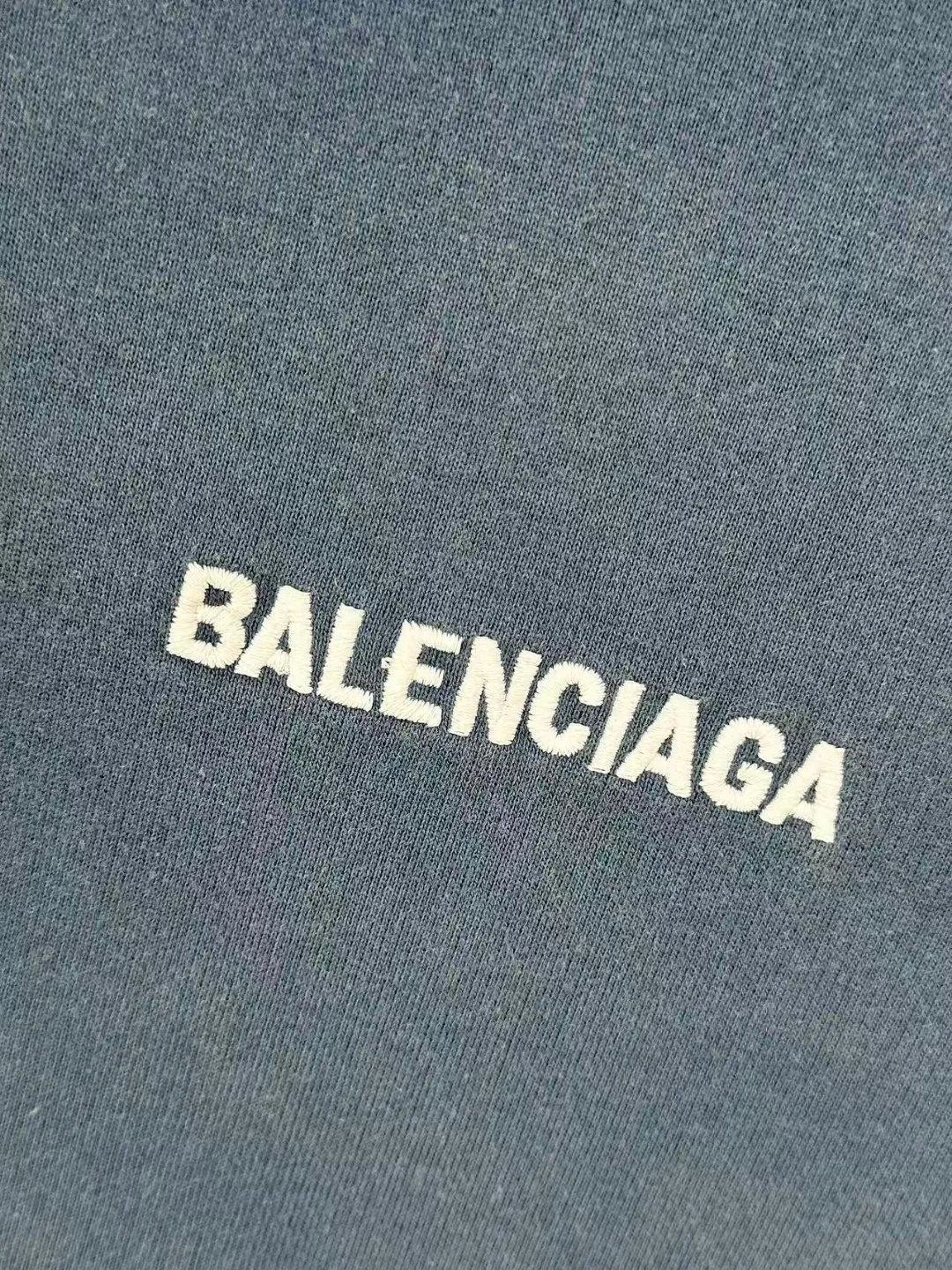 🅿️370 - BALENCI*GA Paris small letter embroidery hooded long-sleeved sweatshirt. The front pattern is imported from Tajima embroidery machine. The ready-made clothes are sprayed with horse wash to make them old. The letters are clear. The effect is three-dimensional. Exclusively pattern-woven and dyed 460g fabric. Threads are dyed in the same vat with zero color difference. Brick cabinet synchronization. Welcome to compare. Same style for men and women -Color: washed purple washed blue -SIZE: Xs S M L Style number 8969#