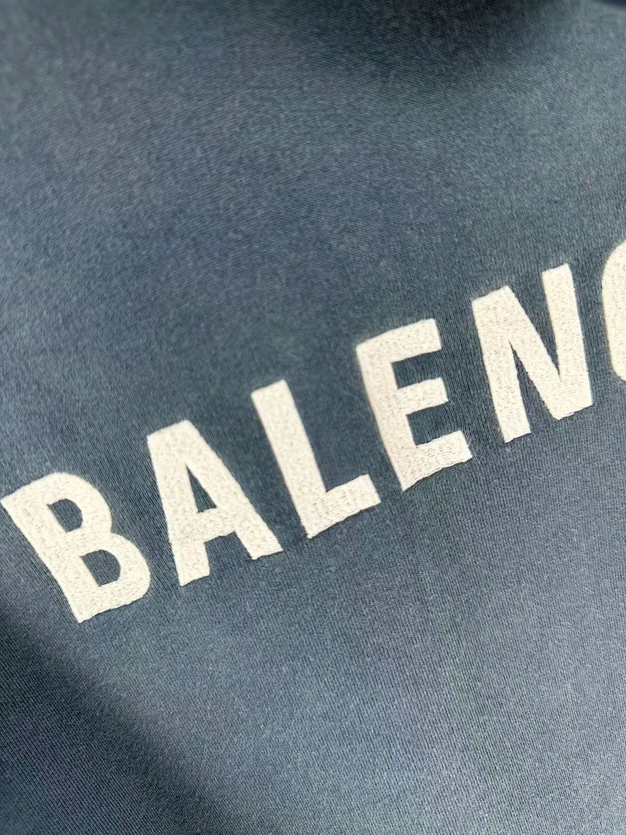 🅿️370 - BALENCI*GA Paris small letter embroidery hooded long-sleeved sweatshirt. The front pattern is imported from Tajima embroidery machine. The ready-made clothes are sprayed with horse wash to make them old. The letters are clear. The effect is three-dimensional. Exclusively pattern-woven and dyed 460g fabric. Threads are dyed in the same vat with zero color difference. Brick cabinet synchronization. Welcome to compare. Same style for men and women -Color: washed purple washed blue -SIZE: Xs S M L Style number 8969#