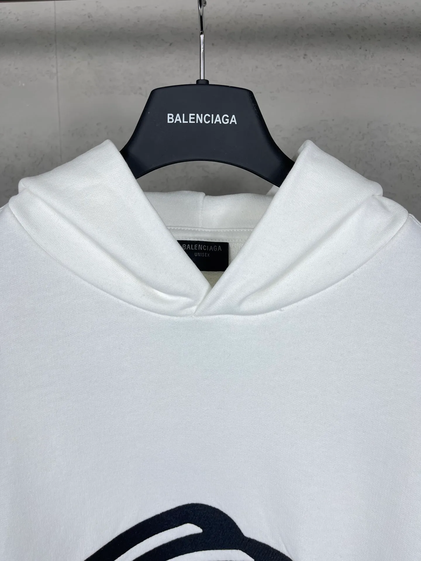 🅿️316 real photos [Top version. Official website quality] BALENCI*GA/Paris BALENCI*GA#2024 latest model, large letter LOGO icon embroidered hooded sweatshirt. Brick cabinet synchronization. Develop and develop genuine products at the first time. Embroidery. All colors are on the same board. Welcome to compare! The fabric is made of Paris ZP custom-woven and dyed cotton double-yarn large parka. The weight is 450 grams. The cloth surface is clean. The cloth pattern is clear. It is soft and comfortable. It has good color fastness and is not easy to change color. The threads are woven and dyed with no color difference. The embroidery is done using an imported Tajima embroidery machine, with a three-dimensional effect and clear lines. There are no burrs and miscellaneous threads, and the embroidery is of ultra-high craftsmanship. The version adopts OS loose shoulder design. Same style for men and women. Code: BL238006 Color: dark blue gray, white Size: XS S M L