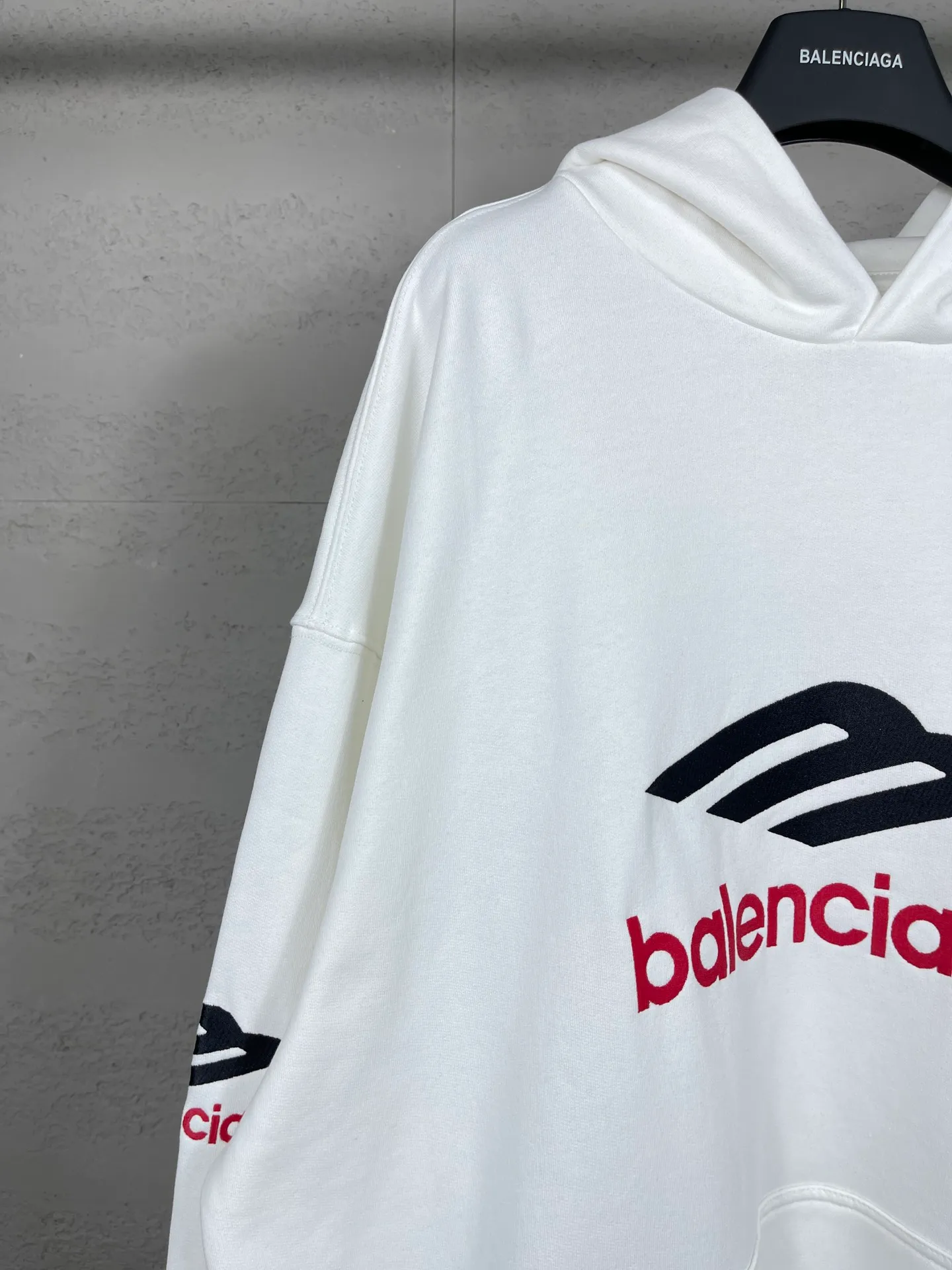 🅿️316 real photos [Top version. Official website quality] BALENCI*GA/Paris BALENCI*GA#2024 latest model, large letter LOGO icon embroidered hooded sweatshirt. Brick cabinet synchronization. Develop and develop genuine products at the first time. Embroidery. All colors are on the same board. Welcome to compare! The fabric is made of Paris ZP custom-woven and dyed cotton double-yarn large parka. The weight is 450 grams. The cloth surface is clean. The cloth pattern is clear. It is soft and comfortable. It has good color fastness and is not easy to change color. The threads are woven and dyed with no color difference. The embroidery is done using an imported Tajima embroidery machine, with a three-dimensional effect and clear lines. There are no burrs and miscellaneous threads, and the embroidery is of ultra-high craftsmanship. The version adopts OS loose shoulder design. Same style for men and women. Code: BL238006 Color: dark blue gray, white Size: XS S M L