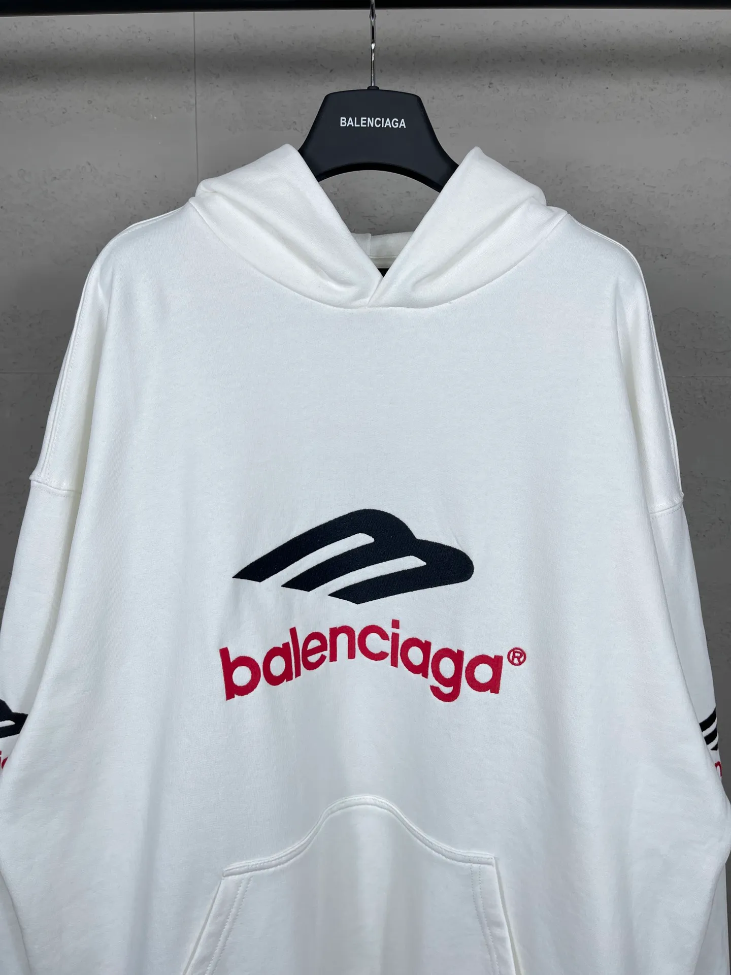 🅿️316 real photos [Top version. Official website quality] BALENCI*GA/Paris BALENCI*GA#2024 latest model, large letter LOGO icon embroidered hooded sweatshirt. Brick cabinet synchronization. Develop and develop genuine products at the first time. Embroidery. All colors are on the same board. Welcome to compare! The fabric is made of Paris ZP custom-woven and dyed cotton double-yarn large parka. The weight is 450 grams. The cloth surface is clean. The cloth pattern is clear. It is soft and comfortable. It has good color fastness and is not easy to change color. The threads are woven and dyed with no color difference. The embroidery is done using an imported Tajima embroidery machine, with a three-dimensional effect and clear lines. There are no burrs and miscellaneous threads, and the embroidery is of ultra-high craftsmanship. The version adopts OS loose shoulder design. Same style for men and women. Code: BL238006 Color: dark blue gray, white Size: XS S M L