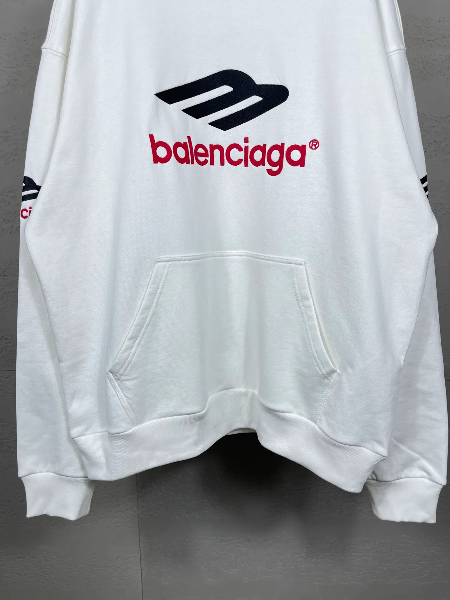 🅿️316 real photos [Top version. Official website quality] BALENCI*GA/Paris BALENCI*GA#2024 latest model, large letter LOGO icon embroidered hooded sweatshirt. Brick cabinet synchronization. Develop and develop genuine products at the first time. Embroidery. All colors are on the same board. Welcome to compare! The fabric is made of Paris ZP custom-woven and dyed cotton double-yarn large parka. The weight is 450 grams. The cloth surface is clean. The cloth pattern is clear. It is soft and comfortable. It has good color fastness and is not easy to change color. The threads are woven and dyed with no color difference. The embroidery is done using an imported Tajima embroidery machine, with a three-dimensional effect and clear lines. There are no burrs and miscellaneous threads, and the embroidery is of ultra-high craftsmanship. The version adopts OS loose shoulder design. Same style for men and women. Code: BL238006 Color: dark blue gray, white Size: XS S M L