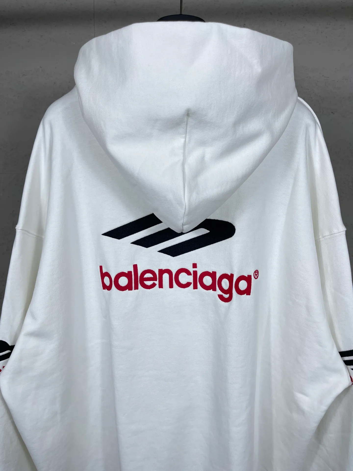 🅿️316 real photos [Top version. Official website quality] BALENCI*GA/Paris BALENCI*GA#2024 latest model, large letter LOGO icon embroidered hooded sweatshirt. Brick cabinet synchronization. Develop and develop genuine products at the first time. Embroidery. All colors are on the same board. Welcome to compare! The fabric is made of Paris ZP custom-woven and dyed cotton double-yarn large parka. The weight is 450 grams. The cloth surface is clean. The cloth pattern is clear. It is soft and comfortable. It has good color fastness and is not easy to change color. The threads are woven and dyed with no color difference. The embroidery is done using an imported Tajima embroidery machine, with a three-dimensional effect and clear lines. There are no burrs and miscellaneous threads, and the embroidery is of ultra-high craftsmanship. The version adopts OS loose shoulder design. Same style for men and women. Code: BL238006 Color: dark blue gray, white Size: XS S M L
