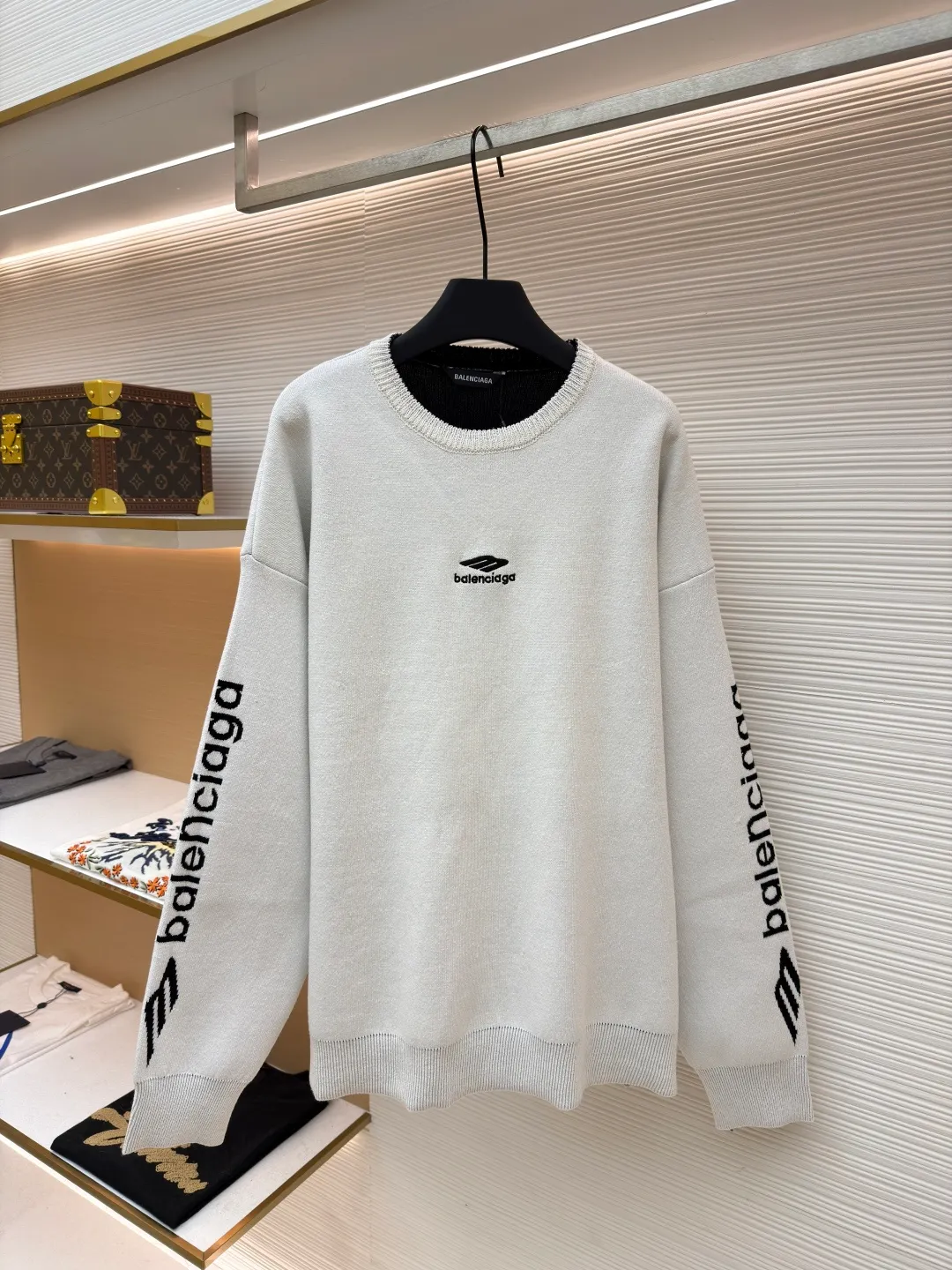 Balenciaga SKI ski series wool knitted sweater ●Original version: purchased and developed by 13282 ●Item number: 1681711-A75 ●Fabric: wool blended fabric ●Technology: knitted production ●Color: white ●Version: loose fit ●Weight: about 895 grams ●Size: XS-S-M ●Description: The main body of the fabric is made of high-quality wool blend. The addition of wool not only provides the iconic soft touch and luxurious luster, but also gives the clothing natural temperature regulation and moisture wicking properties. This means it can effectively lock in body temperature in cold environments, while helping water evaporate to keep skin dry when exercise generates heat. Pure wool may be warm but can be heavy and prone to shrinkage. The blending technology used by Balenciaga must incorporate other natural fibers to optimize the durability, wrinkle resistance and morphological stability of the fabric. The determination of this blending ratio is an exquisite balance between the brand's pursuit of ultimate comfort and meeting the actual needs of skiing. Lycra double-sided bottom technology is used on the hem and the inside of the cuffs of the clothing. This refers to the highly elastic Lycra fiber being woven into a double-layer structure to form a closing edge with strong resilience. Complexity reflected: The core of this craft lies in the "double side". It is not a simple rib, but uses complex double-sided knitting technology to give a smooth and delicate visual effect to both the inside and outside, while forming an "invisible" strong bundle on the inside. The purpose is: Pressure-free comfort: The elasticity provided by Lycra is dynamic, fast enough, and does not restrict body movements, achieving the unity of sports function and comfort. The overall wiring is straight and delicate, the fabric is comfortable and soft, and the color is consistent without color difference. It can be matched with the same style to create a fashionable look and control various occasions. Customized accessories, complete with three standards, same style for men and women!
