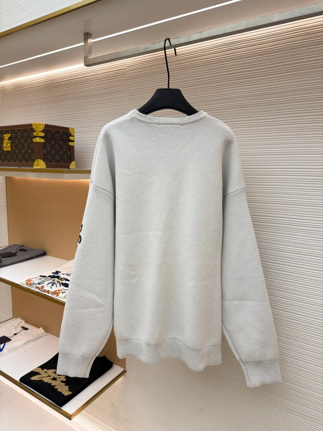Balenciaga SKI ski series wool knitted sweater ●Original version: purchased and developed by 13282 ●Item number: 1681711-A75 ●Fabric: wool blended fabric ●Technology: knitted production ●Color: white ●Version: loose fit ●Weight: about 895 grams ●Size: XS-S-M ●Description: The main body of the fabric is made of high-quality wool blend. The addition of wool not only provides the iconic soft touch and luxurious luster, but also gives the clothing natural temperature regulation and moisture wicking properties. This means it can effectively lock in body temperature in cold environments, while helping water evaporate to keep skin dry when exercise generates heat. Pure wool may be warm but can be heavy and prone to shrinkage. The blending technology used by Balenciaga must incorporate other natural fibers to optimize the durability, wrinkle resistance and morphological stability of the fabric. The determination of this blending ratio is an exquisite balance between the brand's pursuit of ultimate comfort and meeting the actual needs of skiing. Lycra double-sided bottom technology is used on the hem and the inside of the cuffs of the clothing. This refers to the highly elastic Lycra fiber being woven into a double-layer structure to form a closing edge with strong resilience. Complexity reflected: The core of this craft lies in the "double side". It is not a simple rib, but uses complex double-sided knitting technology to give a smooth and delicate visual effect to both the inside and outside, while forming an "invisible" strong bundle on the inside. The purpose is: Pressure-free comfort: The elasticity provided by Lycra is dynamic, fast enough, and does not restrict body movements, achieving the unity of sports function and comfort. The overall wiring is straight and delicate, the fabric is comfortable and soft, and the color is consistent without color difference. It can be matched with the same style to create a fashionable look and control various occasions. Customized accessories, complete with three standards, same style for men and women!