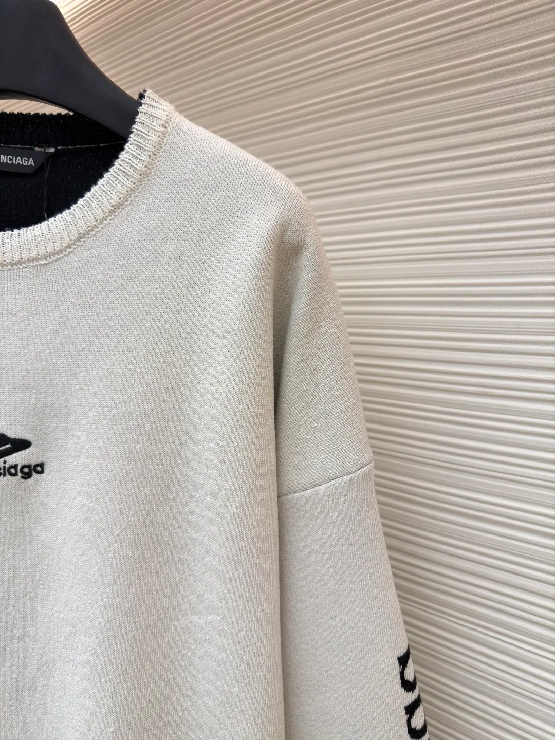 Balenciaga SKI ski series wool knitted sweater ●Original version: purchased and developed by 13282 ●Item number: 1681711-A75 ●Fabric: wool blended fabric ●Technology: knitted production ●Color: white ●Version: loose fit ●Weight: about 895 grams ●Size: XS-S-M ●Description: The main body of the fabric is made of high-quality wool blend. The addition of wool not only provides the iconic soft touch and luxurious luster, but also gives the clothing natural temperature regulation and moisture wicking properties. This means it can effectively lock in body temperature in cold environments, while helping water evaporate to keep skin dry when exercise generates heat. Pure wool may be warm but can be heavy and prone to shrinkage. The blending technology used by Balenciaga must incorporate other natural fibers to optimize the durability, wrinkle resistance and morphological stability of the fabric. The determination of this blending ratio is an exquisite balance between the brand's pursuit of ultimate comfort and meeting the actual needs of skiing. Lycra double-sided bottom technology is used on the hem and the inside of the cuffs of the clothing. This refers to the highly elastic Lycra fiber being woven into a double-layer structure to form a closing edge with strong resilience. Complexity reflected: The core of this craft lies in the "double side". It is not a simple rib, but uses complex double-sided knitting technology to give a smooth and delicate visual effect to both the inside and outside, while forming an "invisible" strong bundle on the inside. The purpose is: Pressure-free comfort: The elasticity provided by Lycra is dynamic, fast enough, and does not restrict body movements, achieving the unity of sports function and comfort. The overall wiring is straight and delicate, the fabric is comfortable and soft, and the color is consistent without color difference. It can be matched with the same style to create a fashionable look and control various occasions. Customized accessories, complete with three standards, same style for men and women!