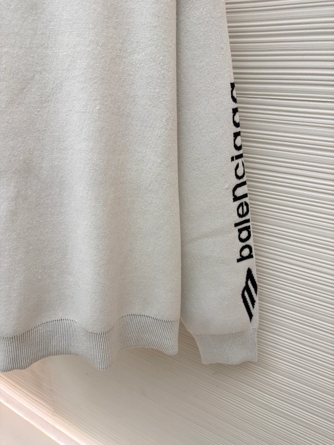 Balenciaga SKI ski series wool knitted sweater ●Original version: purchased and developed by 13282 ●Item number: 1681711-A75 ●Fabric: wool blended fabric ●Technology: knitted production ●Color: white ●Version: loose fit ●Weight: about 895 grams ●Size: XS-S-M ●Description: The main body of the fabric is made of high-quality wool blend. The addition of wool not only provides the iconic soft touch and luxurious luster, but also gives the clothing natural temperature regulation and moisture wicking properties. This means it can effectively lock in body temperature in cold environments, while helping water evaporate to keep skin dry when exercise generates heat. Pure wool may be warm but can be heavy and prone to shrinkage. The blending technology used by Balenciaga must incorporate other natural fibers to optimize the durability, wrinkle resistance and morphological stability of the fabric. The determination of this blending ratio is an exquisite balance between the brand's pursuit of ultimate comfort and meeting the actual needs of skiing. Lycra double-sided bottom technology is used on the hem and the inside of the cuffs of the clothing. This refers to the highly elastic Lycra fiber being woven into a double-layer structure to form a closing edge with strong resilience. Complexity reflected: The core of this craft lies in the "double side". It is not a simple rib, but uses complex double-sided knitting technology to give a smooth and delicate visual effect to both the inside and outside, while forming an "invisible" strong bundle on the inside. The purpose is: Pressure-free comfort: The elasticity provided by Lycra is dynamic, fast enough, and does not restrict body movements, achieving the unity of sports function and comfort. The overall wiring is straight and delicate, the fabric is comfortable and soft, and the color is consistent without color difference. It can be matched with the same style to create a fashionable look and control various occasions. Customized accessories, complete with three standards, same style for men and women!