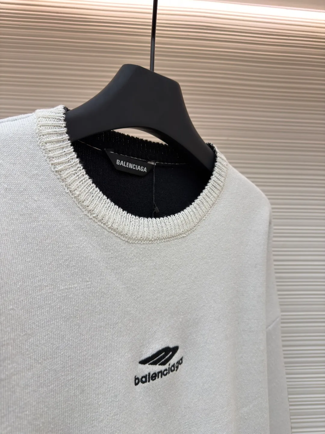 Balenciaga SKI ski series wool knitted sweater ●Original version: purchased and developed by 13282 ●Item number: 1681711-A75 ●Fabric: wool blended fabric ●Technology: knitted production ●Color: white ●Version: loose fit ●Weight: about 895 grams ●Size: XS-S-M ●Description: The main body of the fabric is made of high-quality wool blend. The addition of wool not only provides the iconic soft touch and luxurious luster, but also gives the clothing natural temperature regulation and moisture wicking properties. This means it can effectively lock in body temperature in cold environments, while helping water evaporate to keep skin dry when exercise generates heat. Pure wool may be warm but can be heavy and prone to shrinkage. The blending technology used by Balenciaga must incorporate other natural fibers to optimize the durability, wrinkle resistance and morphological stability of the fabric. The determination of this blending ratio is an exquisite balance between the brand's pursuit of ultimate comfort and meeting the actual needs of skiing. Lycra double-sided bottom technology is used on the hem and the inside of the cuffs of the clothing. This refers to the highly elastic Lycra fiber being woven into a double-layer structure to form a closing edge with strong resilience. Complexity reflected: The core of this craft lies in the "double side". It is not a simple rib, but uses complex double-sided knitting technology to give a smooth and delicate visual effect to both the inside and outside, while forming an "invisible" strong bundle on the inside. The purpose is: Pressure-free comfort: The elasticity provided by Lycra is dynamic, fast enough, and does not restrict body movements, achieving the unity of sports function and comfort. The overall wiring is straight and delicate, the fabric is comfortable and soft, and the color is consistent without color difference. It can be matched with the same style to create a fashionable look and control various occasions. Customized accessories, complete with three standards, same style for men and women!