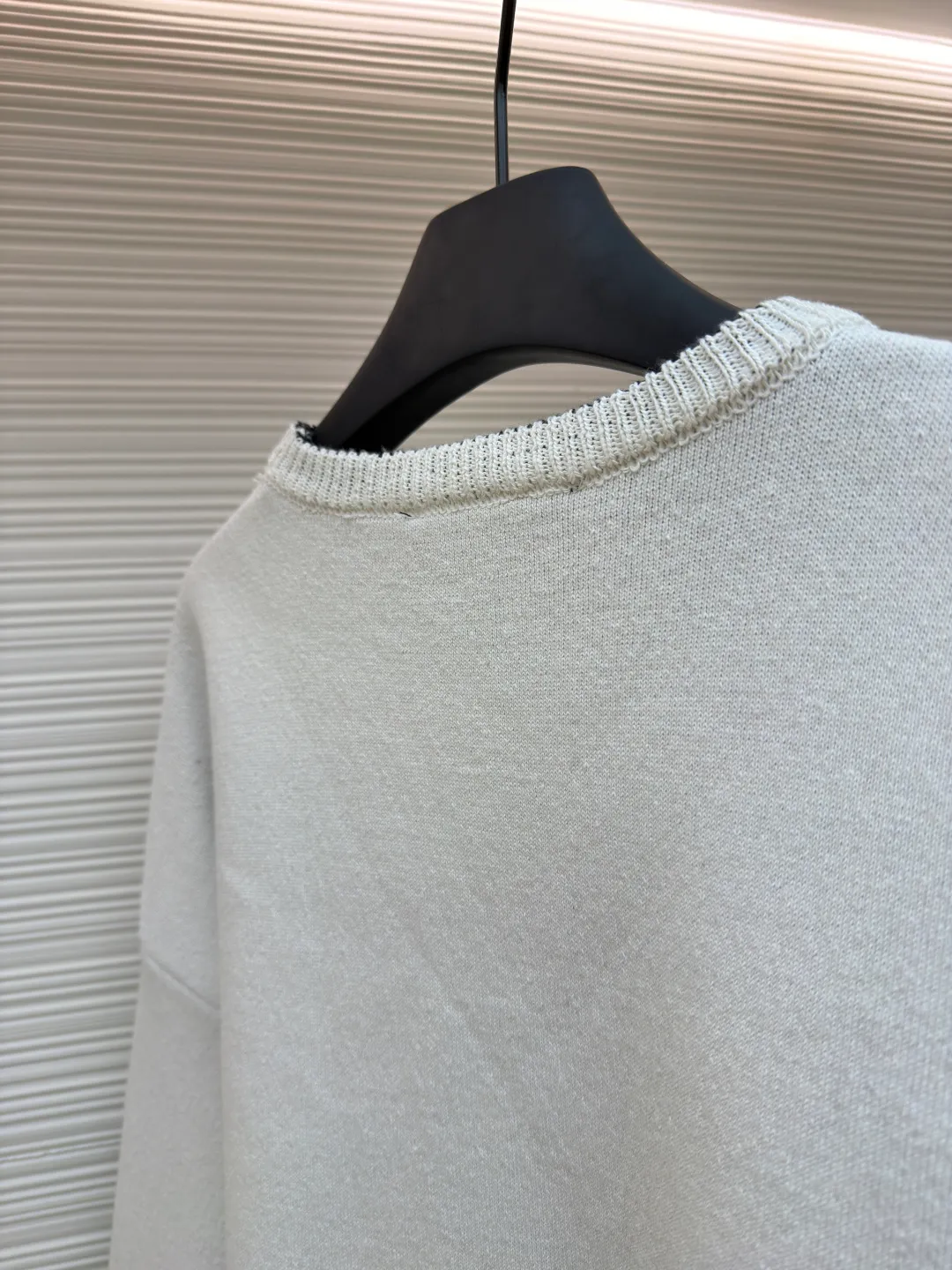 Balenciaga SKI ski series wool knitted sweater ●Original version: purchased and developed by 13282 ●Item number: 1681711-A75 ●Fabric: wool blended fabric ●Technology: knitted production ●Color: white ●Version: loose fit ●Weight: about 895 grams ●Size: XS-S-M ●Description: The main body of the fabric is made of high-quality wool blend. The addition of wool not only provides the iconic soft touch and luxurious luster, but also gives the clothing natural temperature regulation and moisture wicking properties. This means it can effectively lock in body temperature in cold environments, while helping water evaporate to keep skin dry when exercise generates heat. Pure wool may be warm but can be heavy and prone to shrinkage. The blending technology used by Balenciaga must incorporate other natural fibers to optimize the durability, wrinkle resistance and morphological stability of the fabric. The determination of this blending ratio is an exquisite balance between the brand's pursuit of ultimate comfort and meeting the actual needs of skiing. Lycra double-sided bottom technology is used on the hem and the inside of the cuffs of the clothing. This refers to the highly elastic Lycra fiber being woven into a double-layer structure to form a closing edge with strong resilience. Complexity reflected: The core of this craft lies in the "double side". It is not a simple rib, but uses complex double-sided knitting technology to give a smooth and delicate visual effect to both the inside and outside, while forming an "invisible" strong bundle on the inside. The purpose is: Pressure-free comfort: The elasticity provided by Lycra is dynamic, fast enough, and does not restrict body movements, achieving the unity of sports function and comfort. The overall wiring is straight and delicate, the fabric is comfortable and soft, and the color is consistent without color difference. It can be matched with the same style to create a fashionable look and control various occasions. Customized accessories, complete with three standards, same style for men and women!