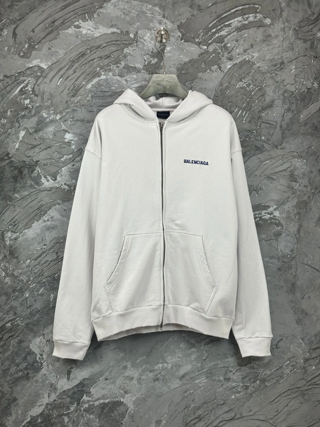 🅿️390 - BALENCI*GA Paris embroidered small letter hooded sweatshirt. The front and back embroidery is finely embroidered by imported Tajima embroidery machines. Handmade masters position and polish. Customized matching hardware. Clear letters. Three-dimensional effect. Exclusively pattern-matched, custom-woven and dyed 460g fabric. Threads are dyed in the same cylinder with zero color difference. Brick cabinet synchronization. Welcome to compare. Same style for men and women -Color: black, off-white -SIZE: Xs S M L Style number 8980#
