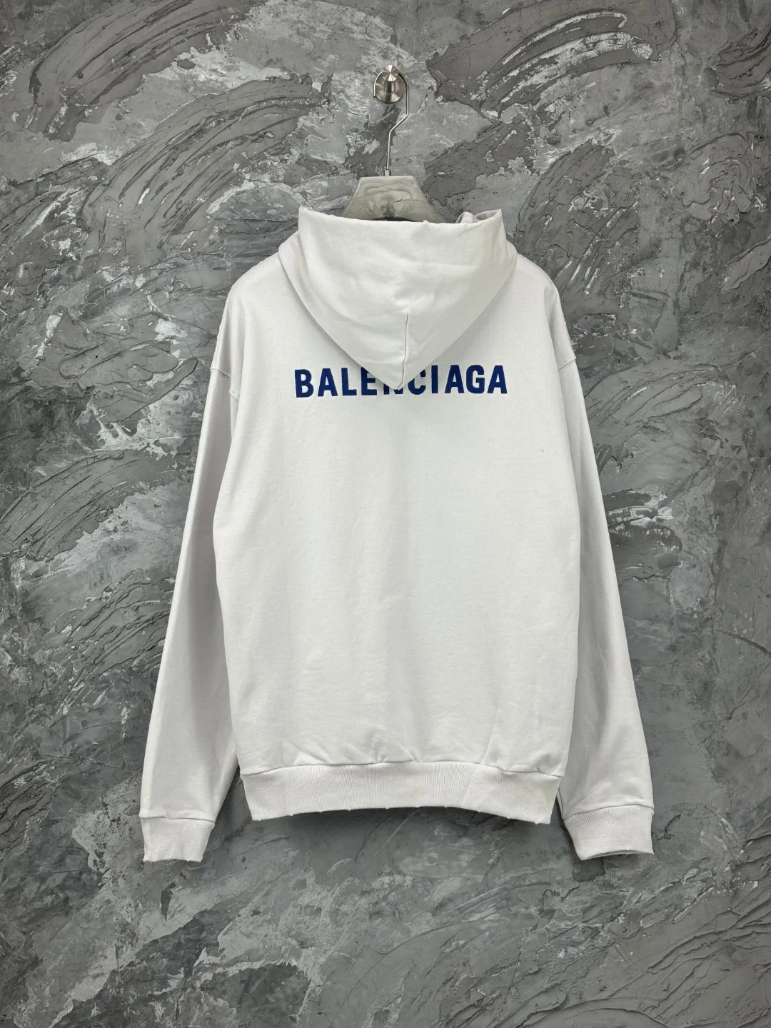 🅿️390 - BALENCI*GA Paris embroidered small letter hooded sweatshirt. The front and back embroidery is finely embroidered by imported Tajima embroidery machines. Handmade masters position and polish. Customized matching hardware. Clear letters. Three-dimensional effect. Exclusively pattern-matched, custom-woven and dyed 460g fabric. Threads are dyed in the same cylinder with zero color difference. Brick cabinet synchronization. Welcome to compare. Same style for men and women -Color: black, off-white -SIZE: Xs S M L Style number 8980#