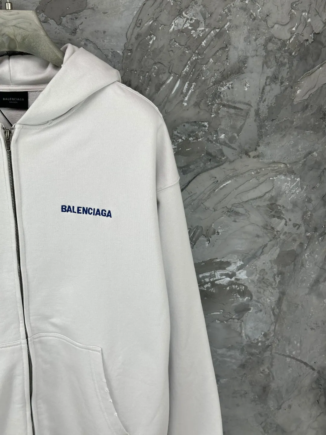 🅿️390 - BALENCI*GA Paris embroidered small letter hooded sweatshirt. The front and back embroidery is finely embroidered by imported Tajima embroidery machines. Handmade masters position and polish. Customized matching hardware. Clear letters. Three-dimensional effect. Exclusively pattern-matched, custom-woven and dyed 460g fabric. Threads are dyed in the same cylinder with zero color difference. Brick cabinet synchronization. Welcome to compare. Same style for men and women -Color: black, off-white -SIZE: Xs S M L Style number 8980#