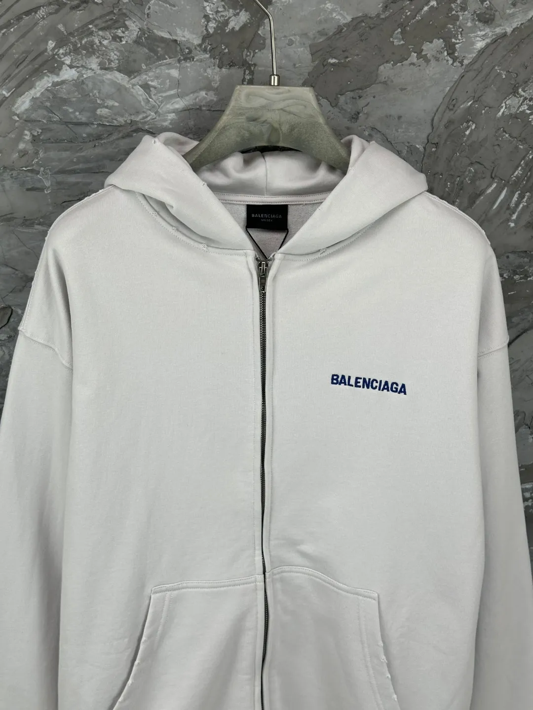 🅿️390 - BALENCI*GA Paris embroidered small letter hooded sweatshirt. The front and back embroidery is finely embroidered by imported Tajima embroidery machines. Handmade masters position and polish. Customized matching hardware. Clear letters. Three-dimensional effect. Exclusively pattern-matched, custom-woven and dyed 460g fabric. Threads are dyed in the same cylinder with zero color difference. Brick cabinet synchronization. Welcome to compare. Same style for men and women -Color: black, off-white -SIZE: Xs S M L Style number 8980#