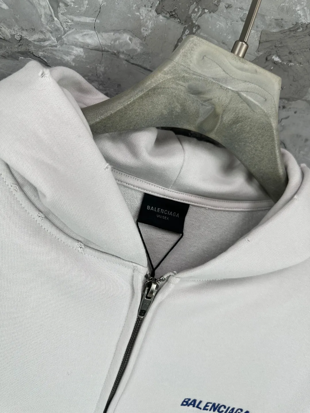 🅿️390 - BALENCI*GA Paris embroidered small letter hooded sweatshirt. The front and back embroidery is finely embroidered by imported Tajima embroidery machines. Handmade masters position and polish. Customized matching hardware. Clear letters. Three-dimensional effect. Exclusively pattern-matched, custom-woven and dyed 460g fabric. Threads are dyed in the same cylinder with zero color difference. Brick cabinet synchronization. Welcome to compare. Same style for men and women -Color: black, off-white -SIZE: Xs S M L Style number 8980#