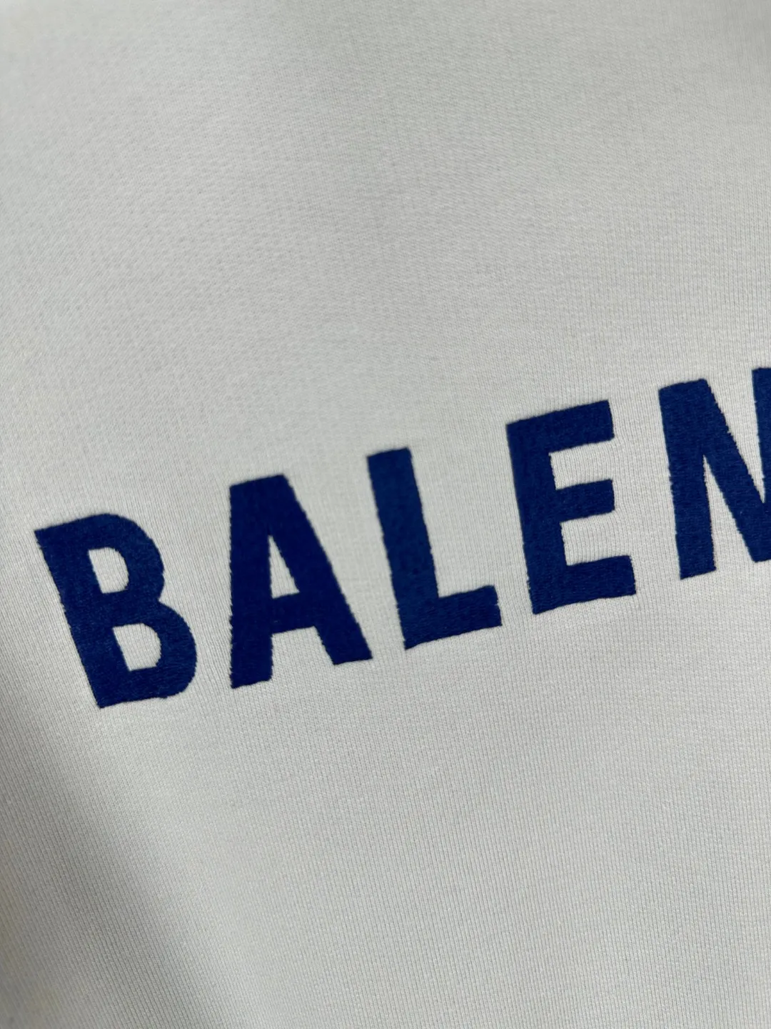 🅿️390 - BALENCI*GA Paris embroidered small letter hooded sweatshirt. The front and back embroidery is finely embroidered by imported Tajima embroidery machines. Handmade masters position and polish. Customized matching hardware. Clear letters. Three-dimensional effect. Exclusively pattern-matched, custom-woven and dyed 460g fabric. Threads are dyed in the same cylinder with zero color difference. Brick cabinet synchronization. Welcome to compare. Same style for men and women -Color: black, off-white -SIZE: Xs S M L Style number 8980#